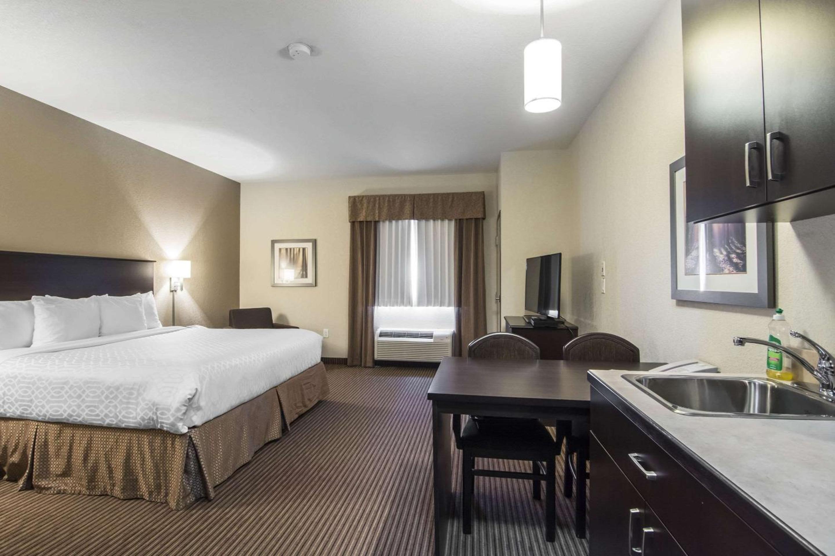King Room - Non-Smoking - Photo 3