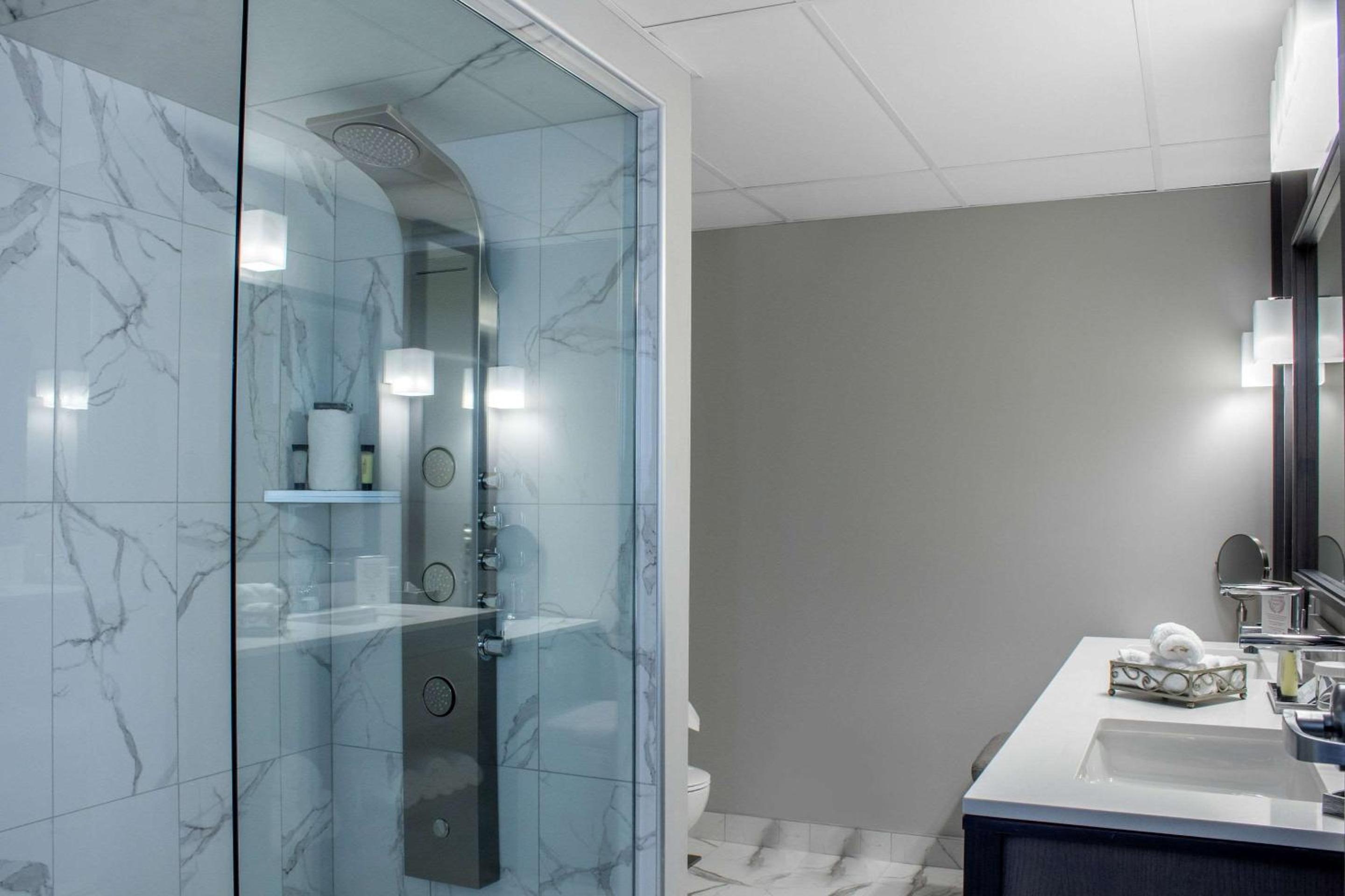 Deluxe King Room with Street View - Upper Floor/Non-Smoking - Photo 2