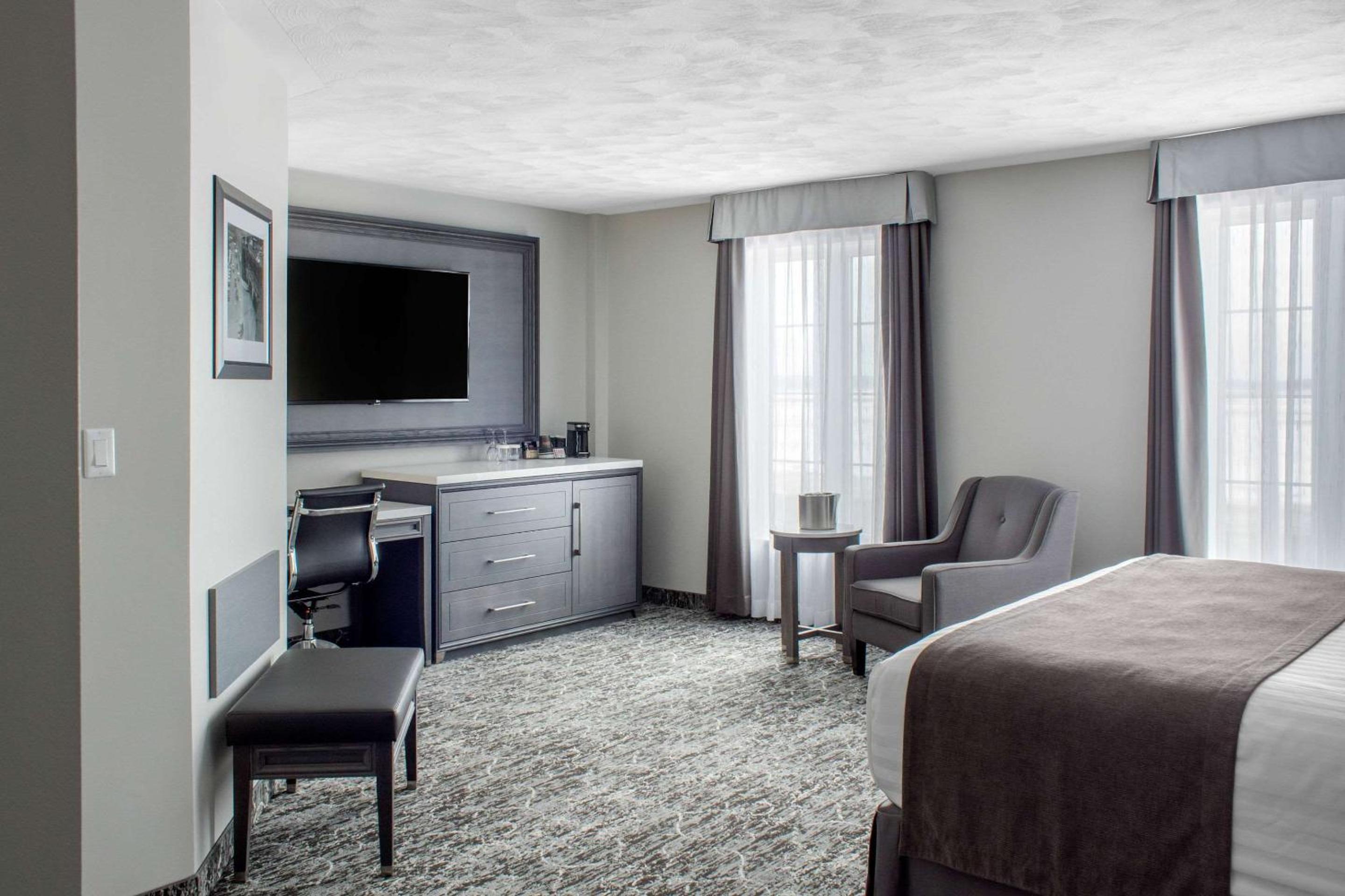 Deluxe King Room with Street View - Upper Floor/Non-Smoking - Photo 1