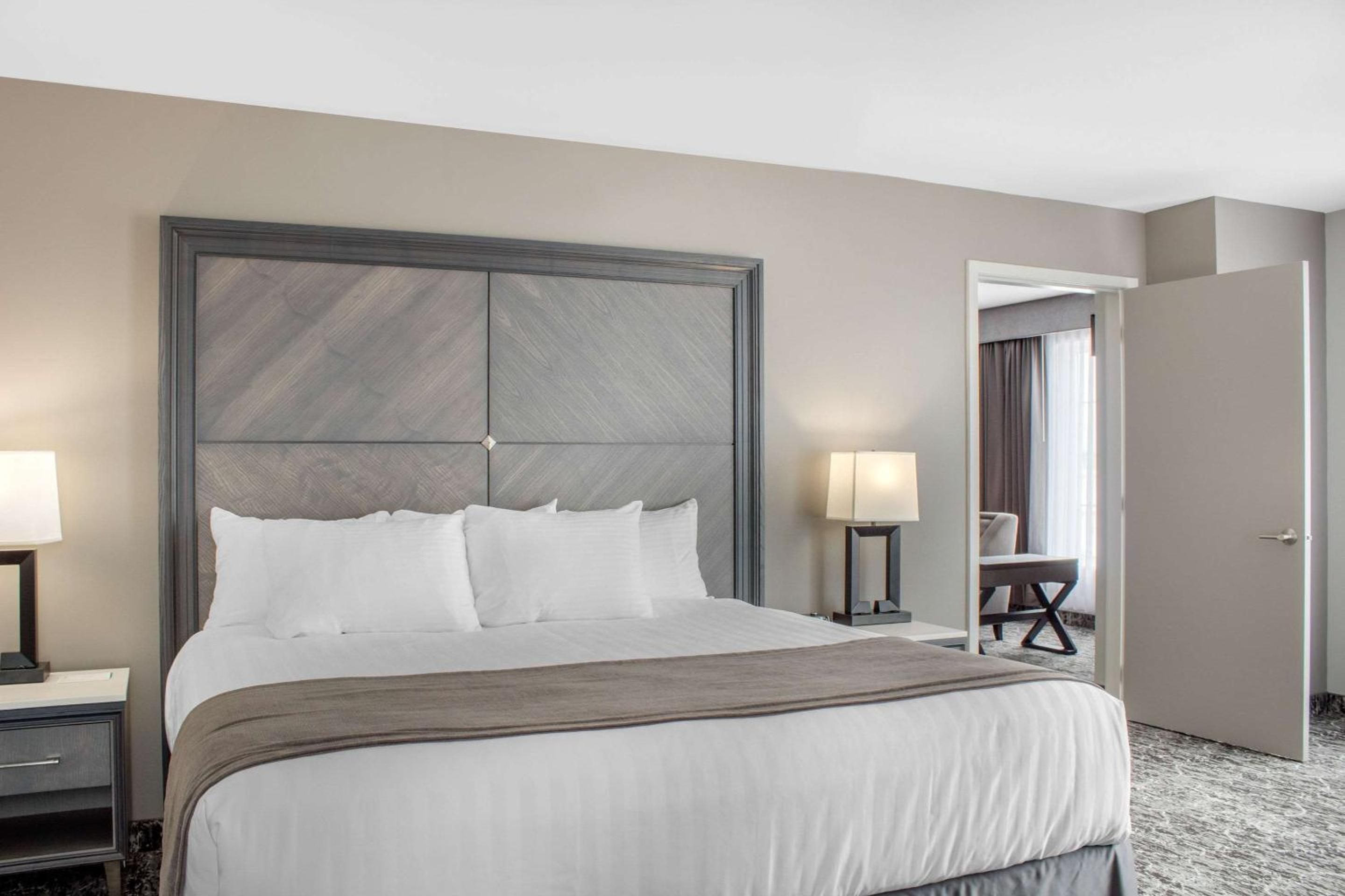 One-Bedroom Tower King Suite with Street View - Non-Smoking - Photo 4