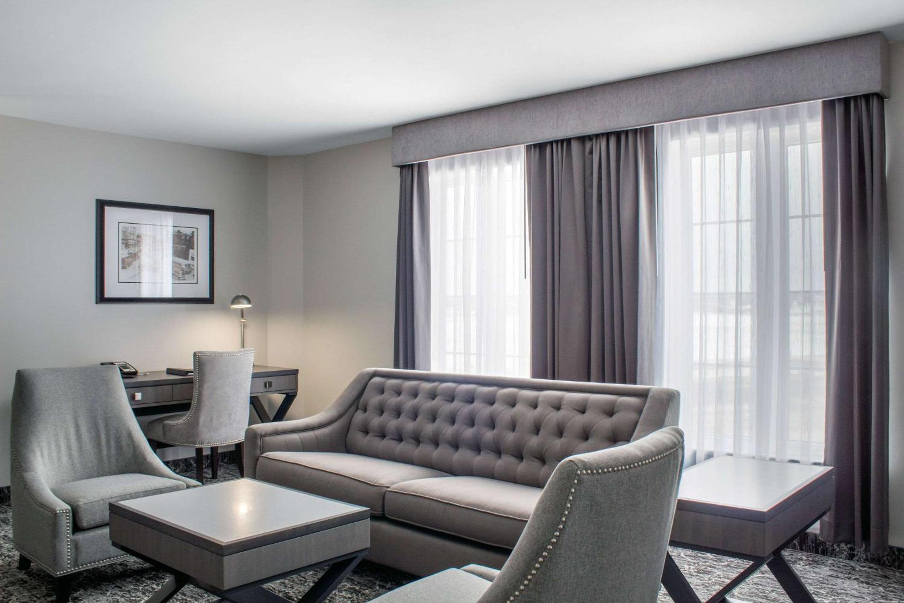 One-Bedroom Tower King Suite with Street View - Non-Smoking - Photo 1