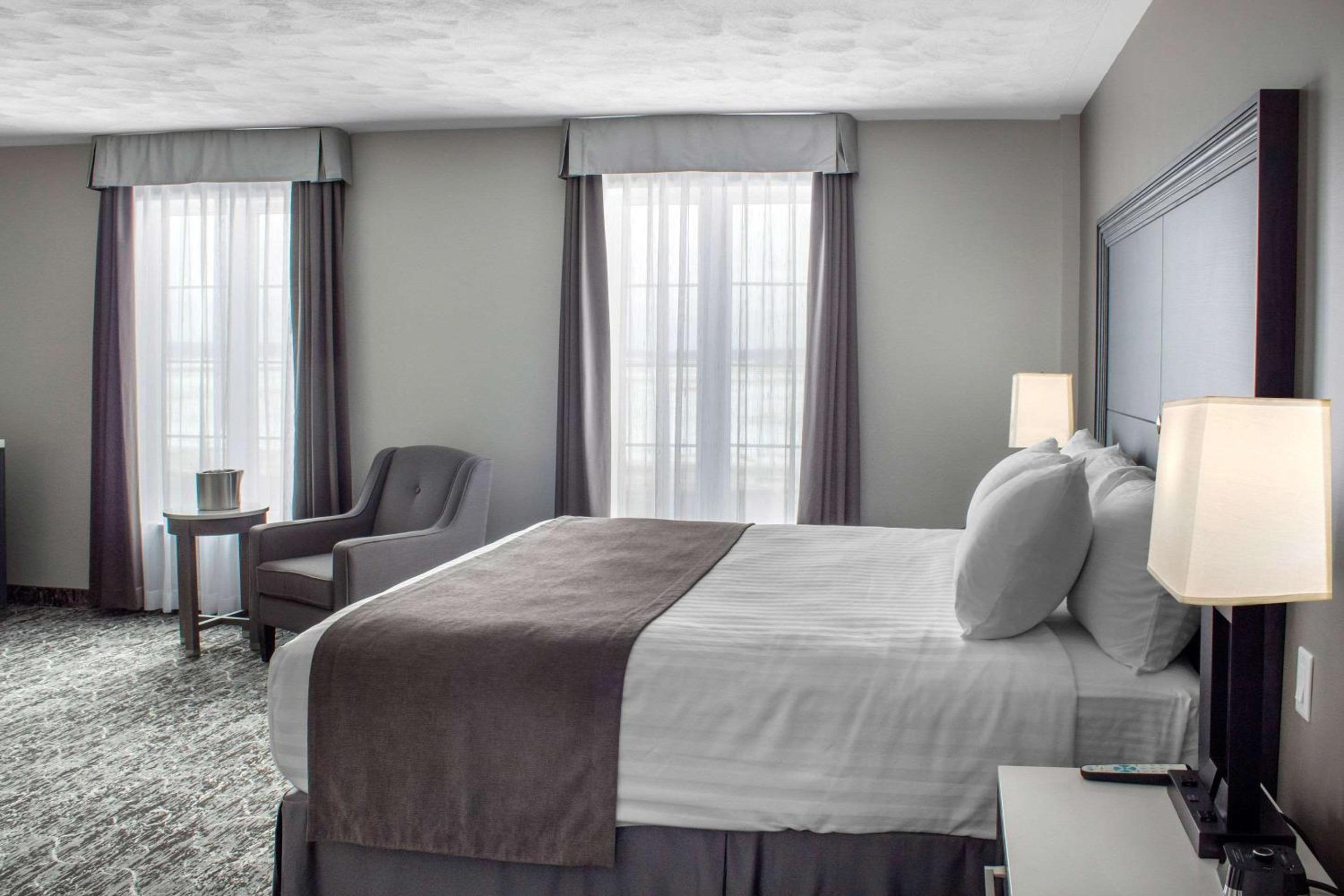 Deluxe King Room with Street View - Upper Floor/Non-Smoking - Photo 4