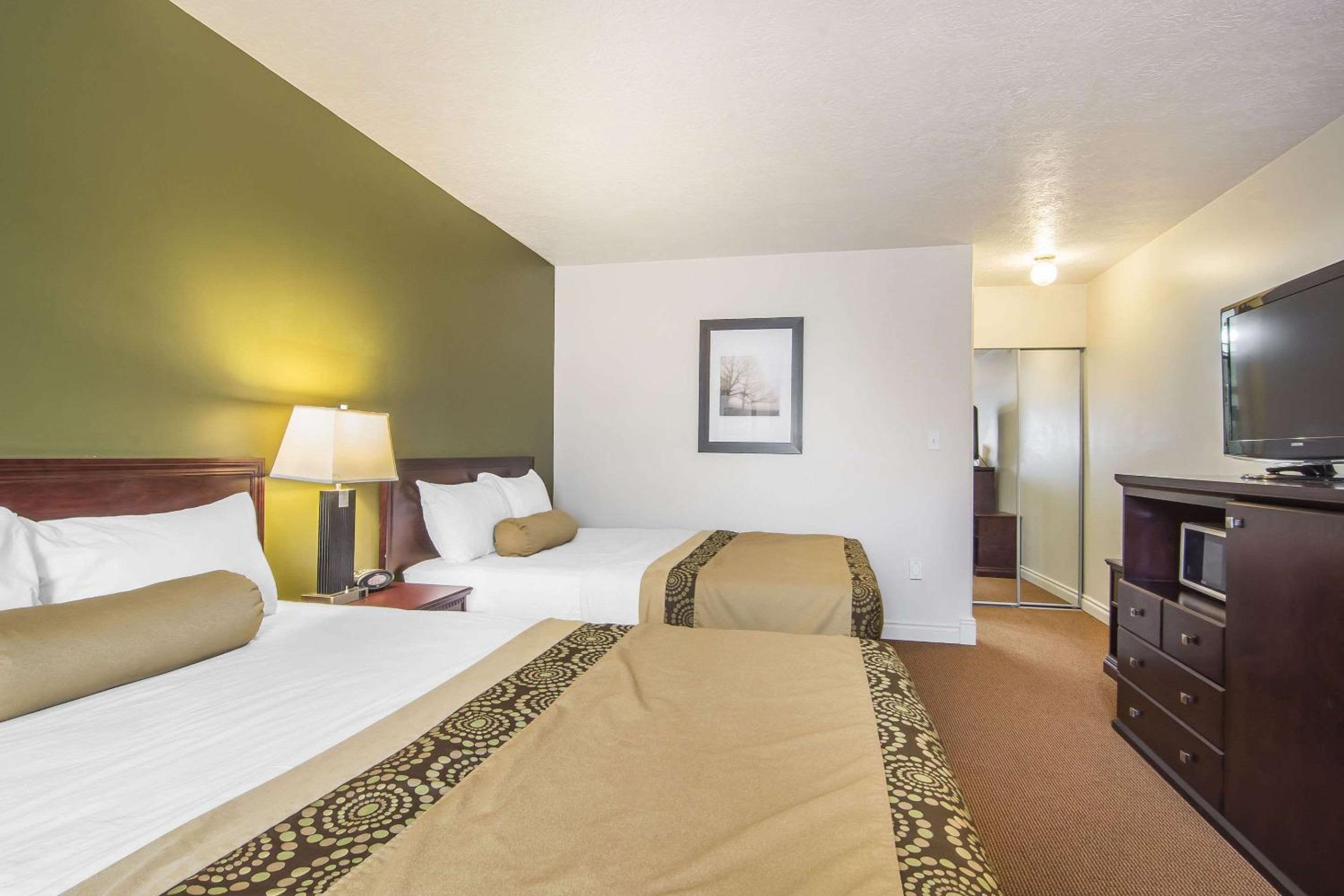 Queen Room with Two Queen Beds - Non-Smoking - Photo 3