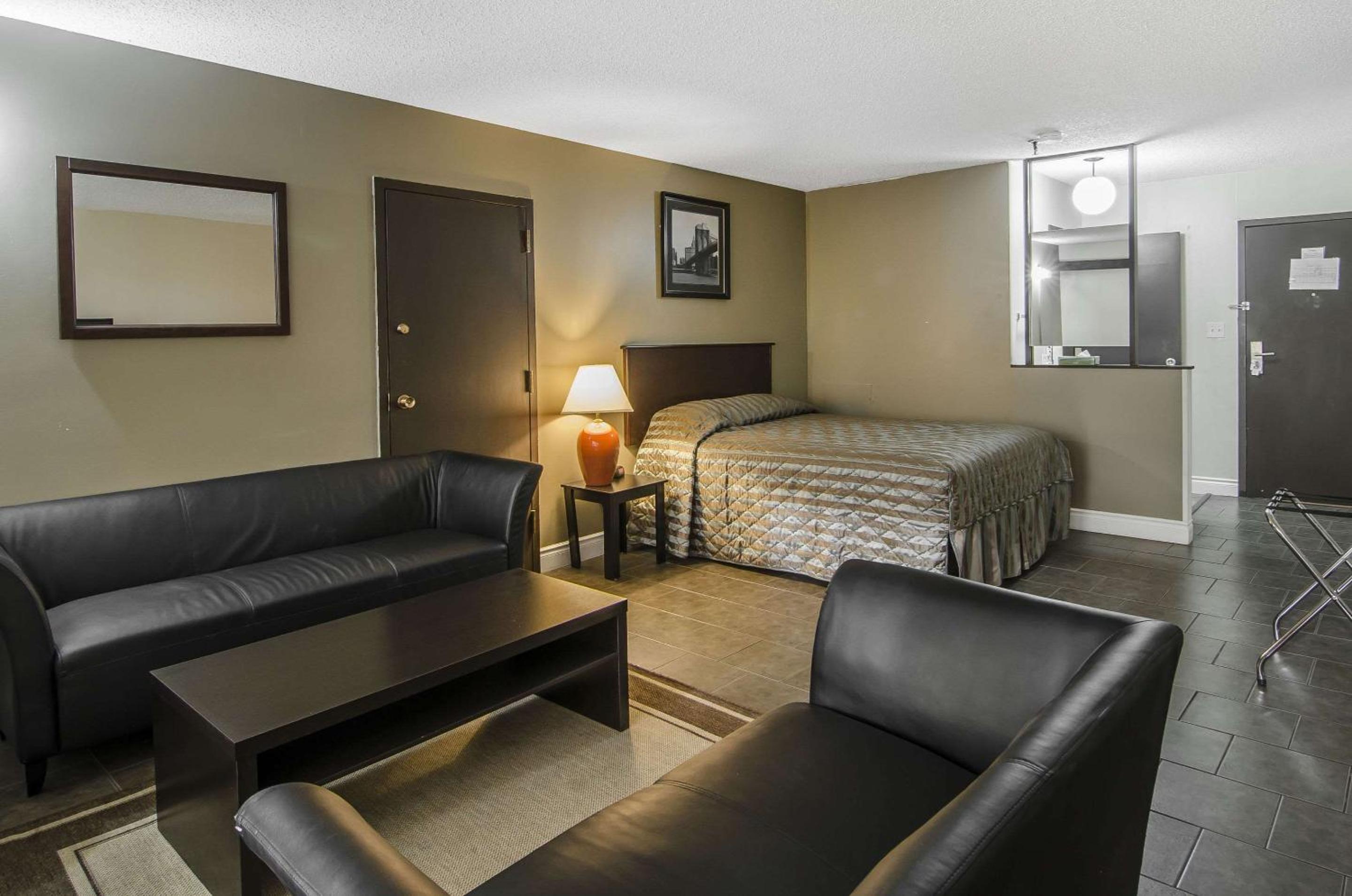 Queen Suite - Photo 3