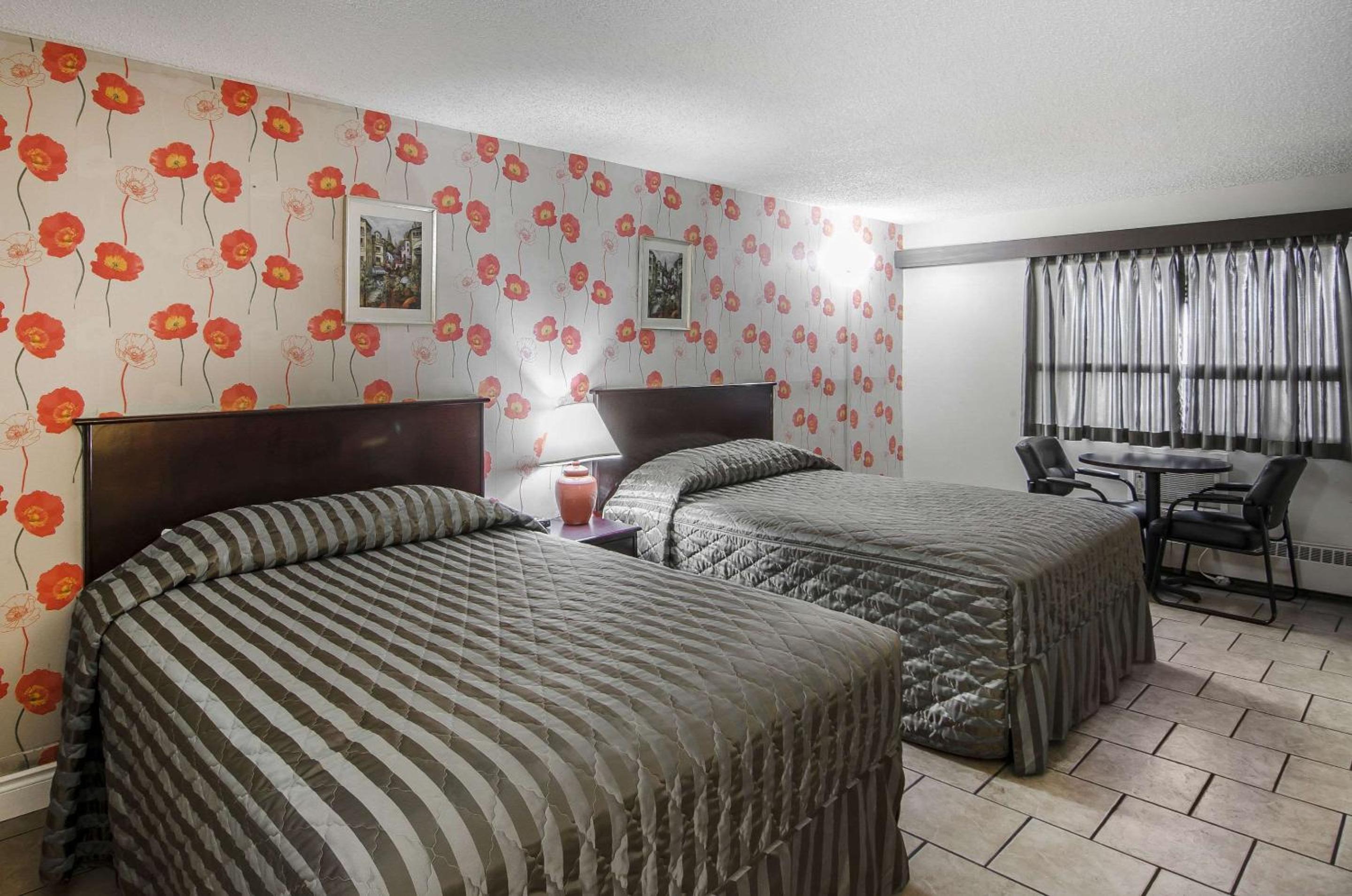 Queen Room with Two Queen Beds - Photo 2