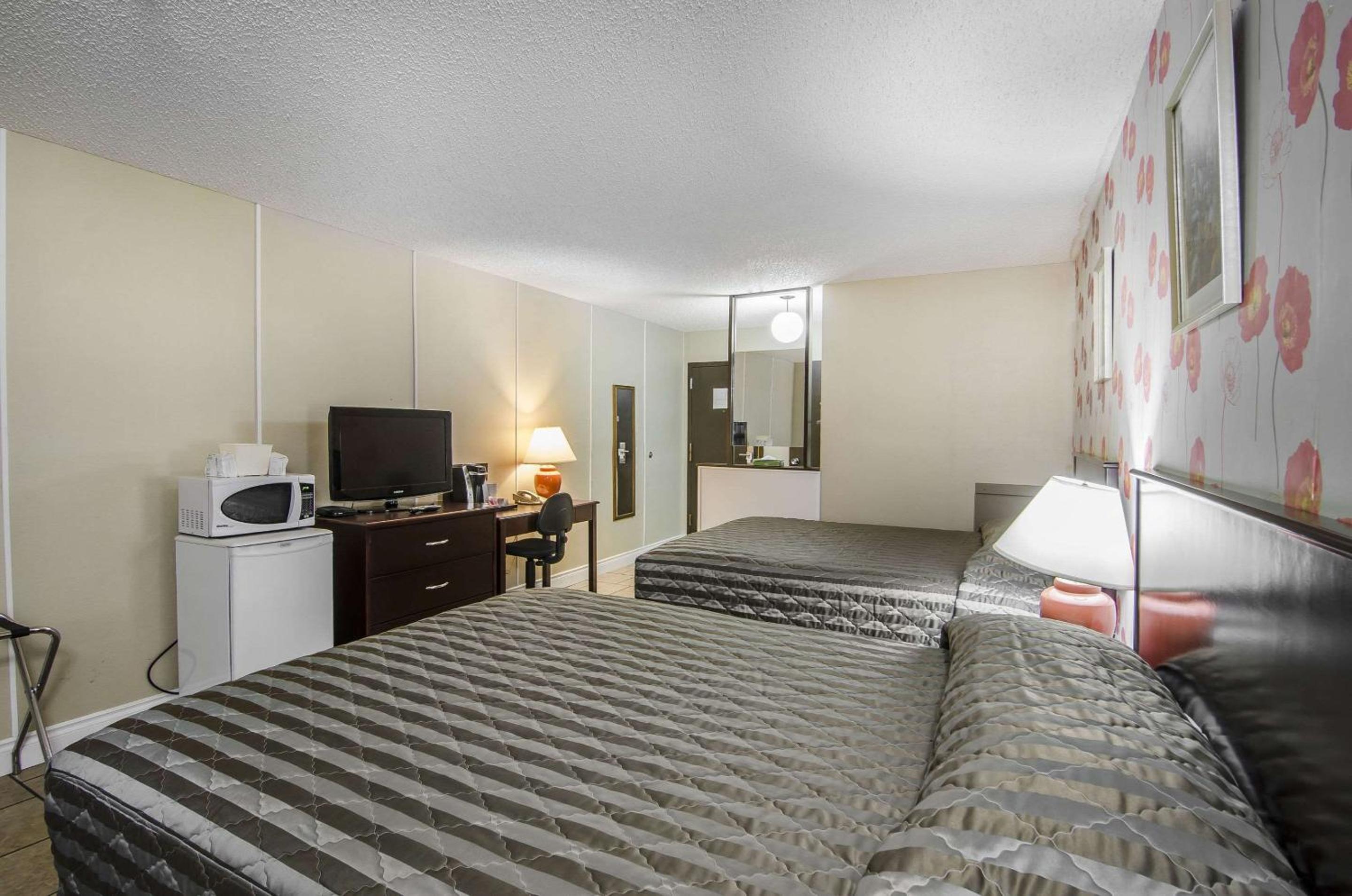 Queen Room with Two Queen Beds - Photo 3