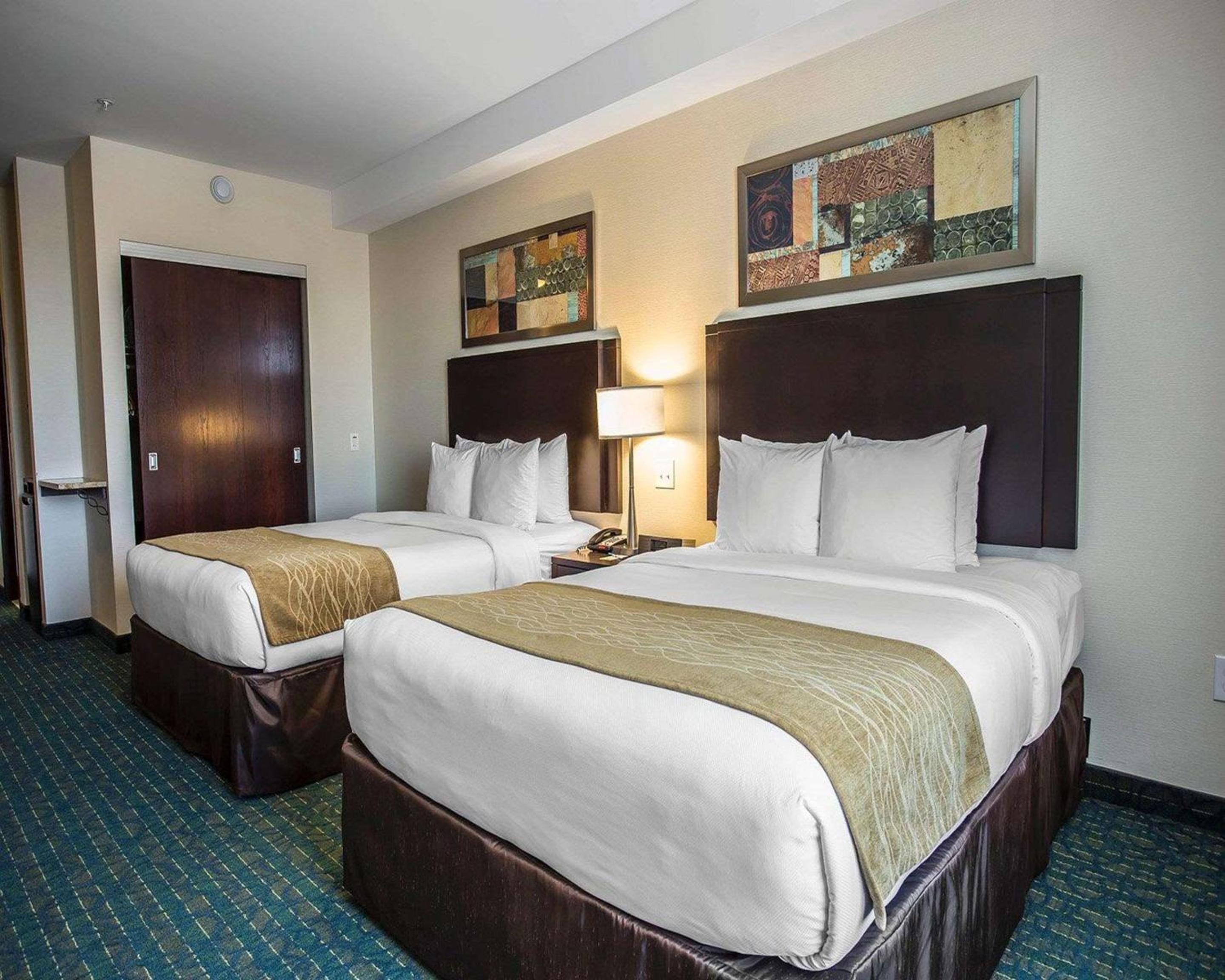 Queen Room with Two Queen Beds - Non-Smoking - Photo 3