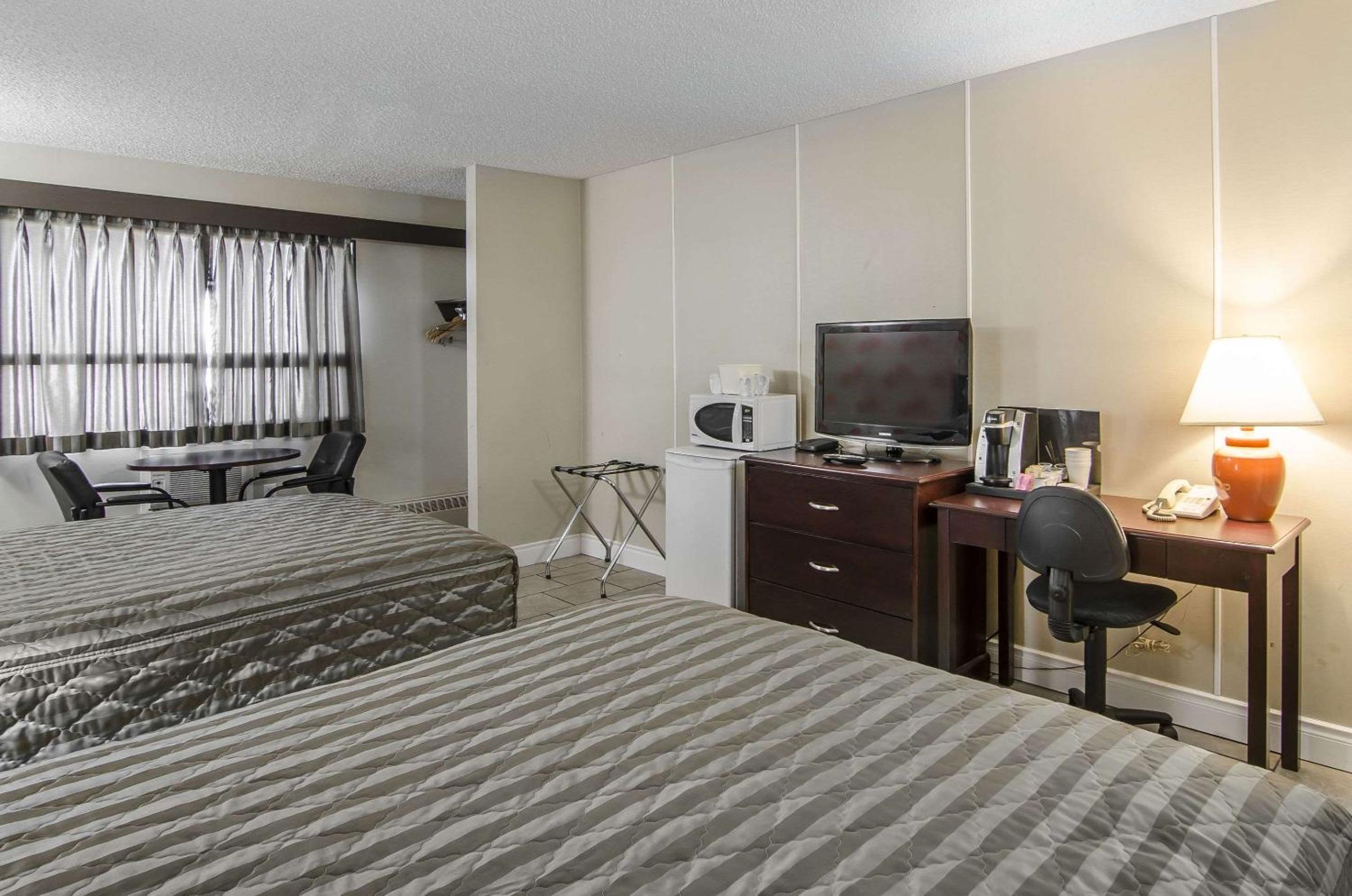 Queen Room with Two Queen Beds - Photo 4