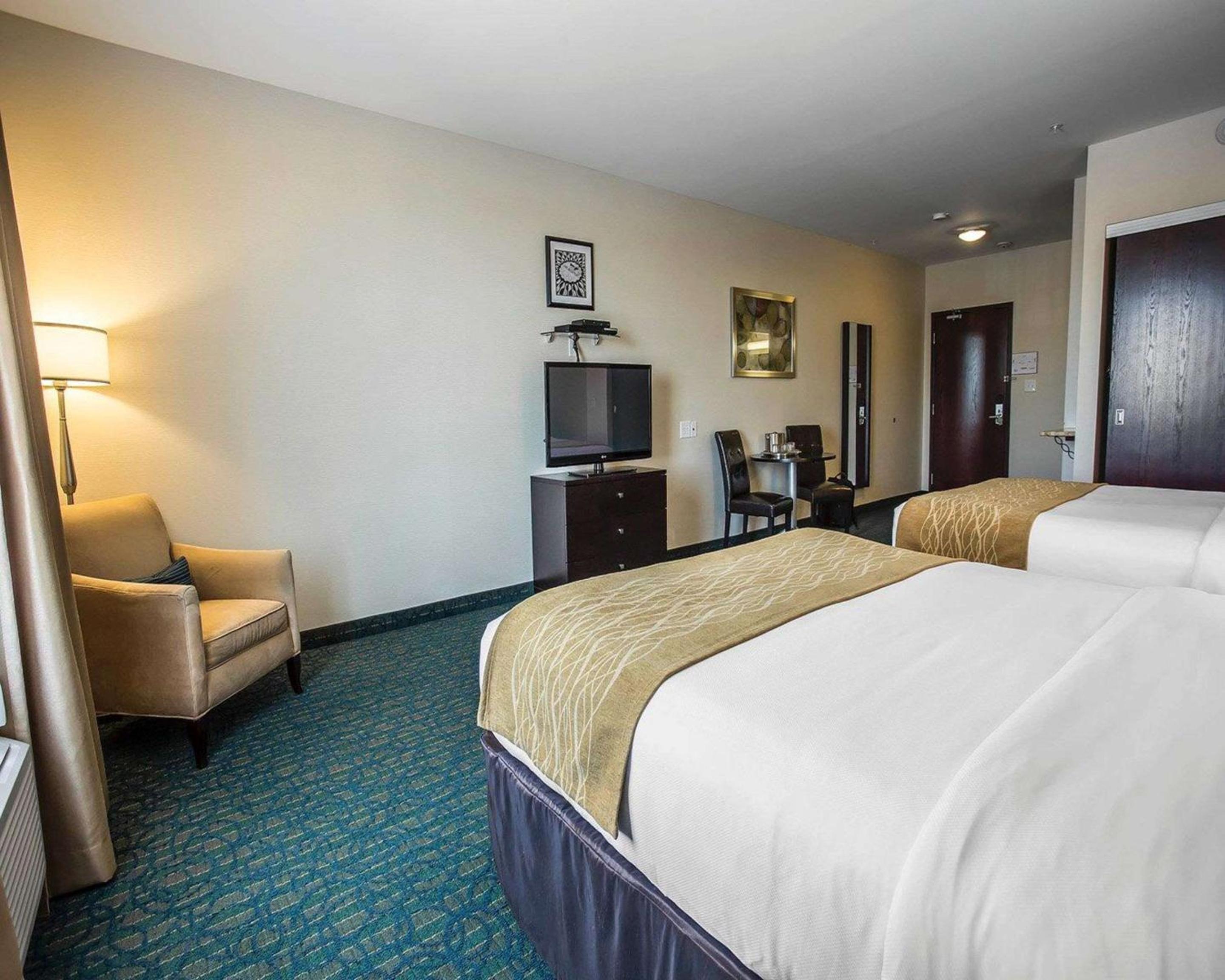 Queen Room with Two Queen Beds - Non-Smoking - Photo 4