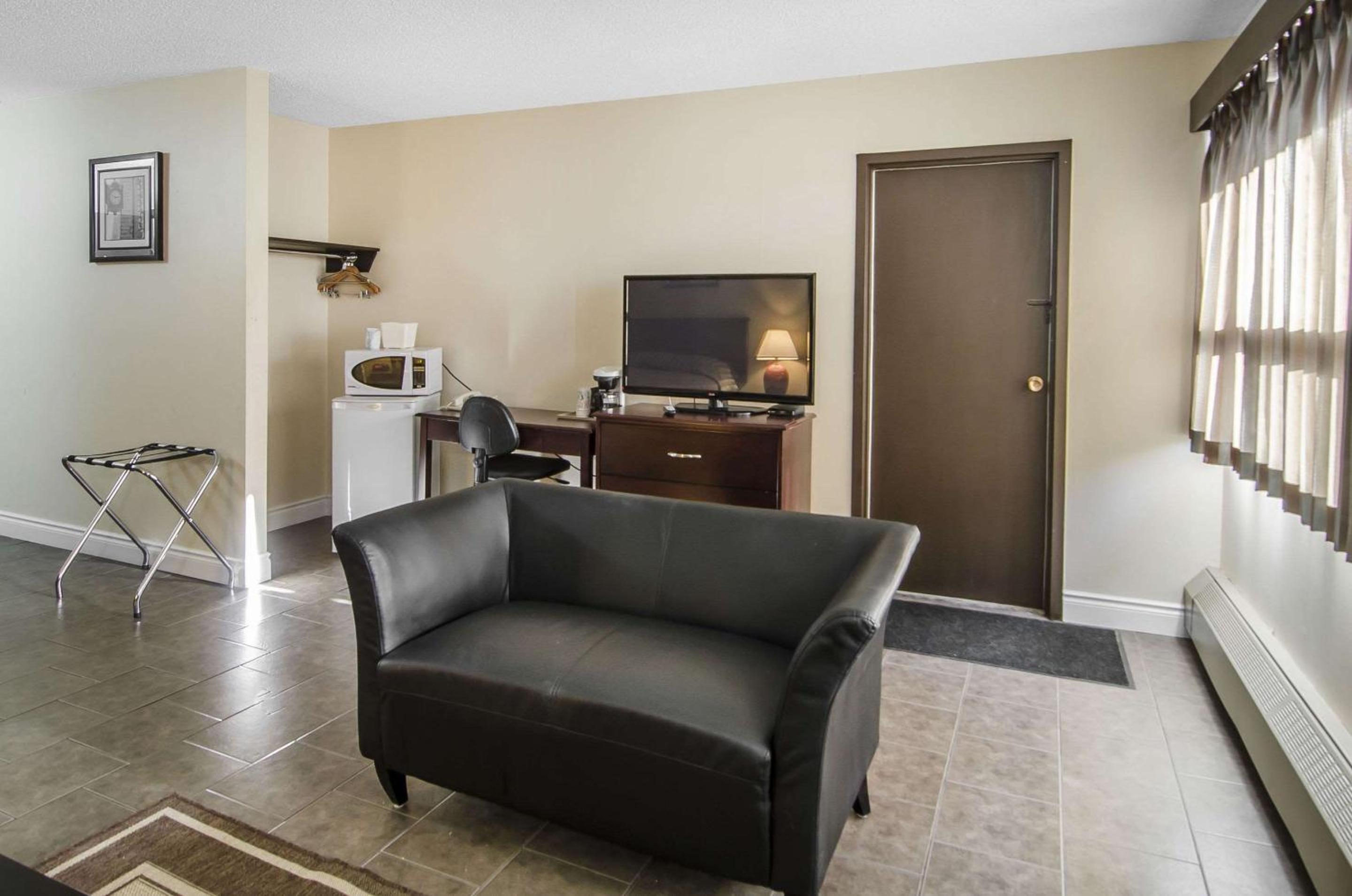Queen Suite - Photo 4