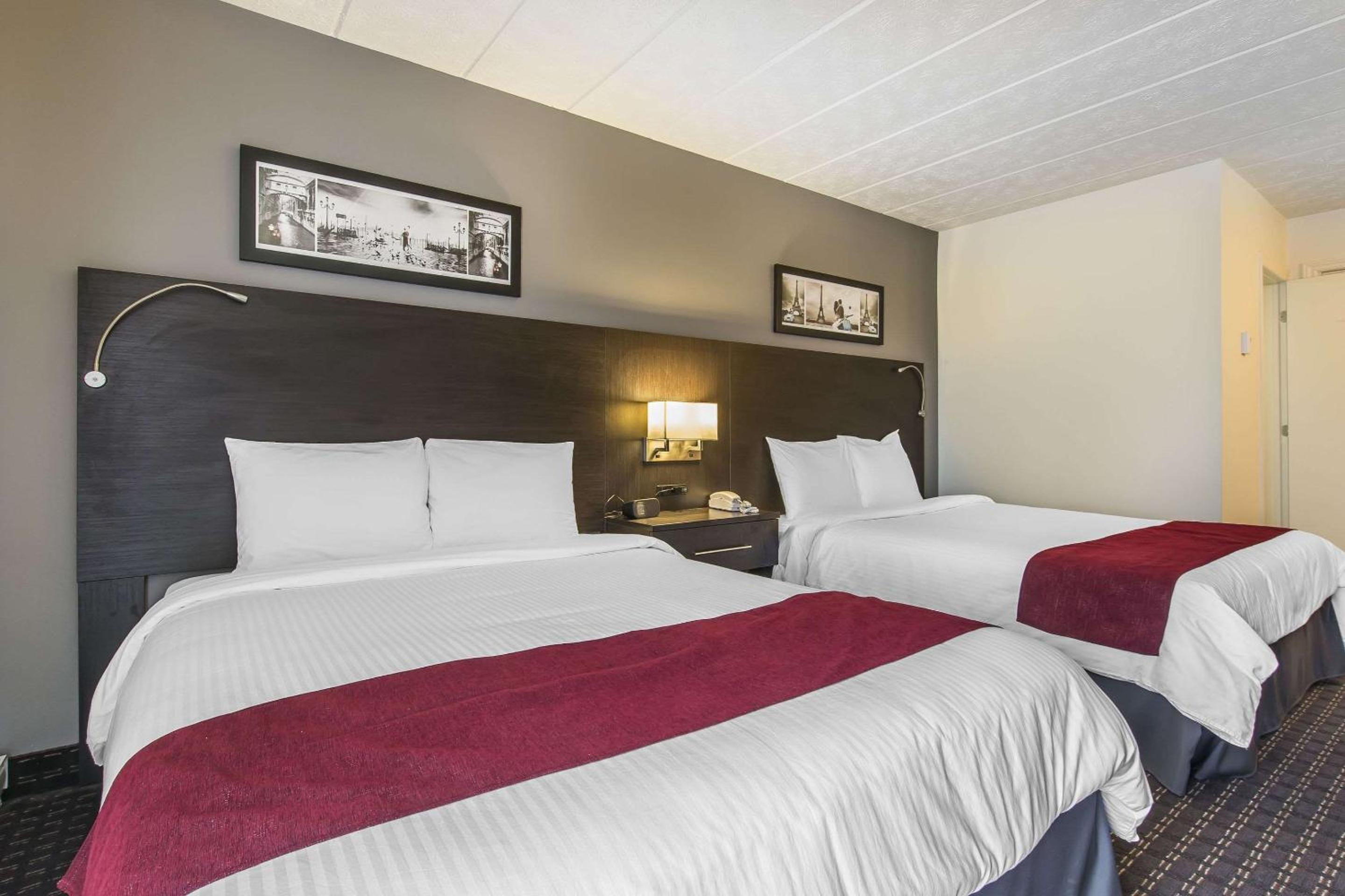 Queen Room with Two Queen Beds - Non-Smoking photo 3