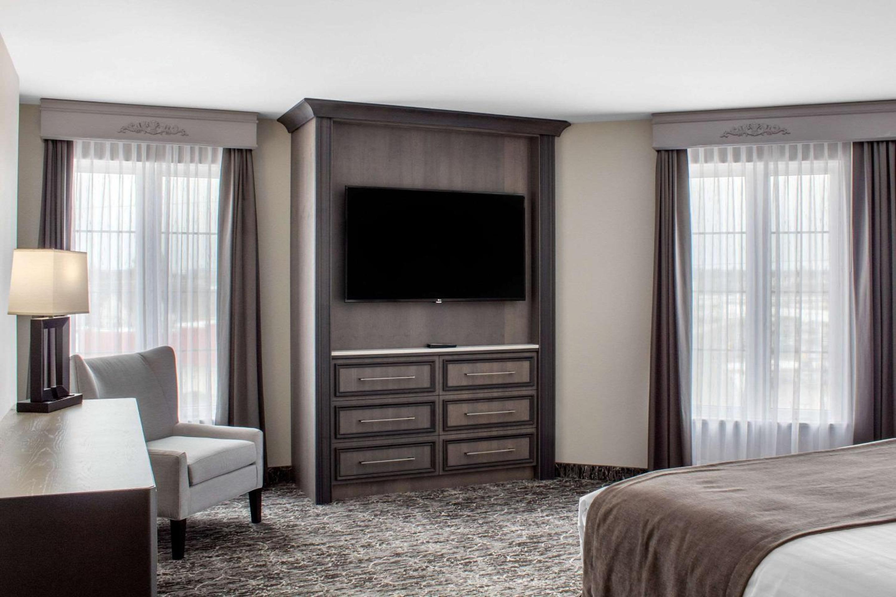 One-Bedroom Tower King Suite with Street View - Non-Smoking - Photo 3