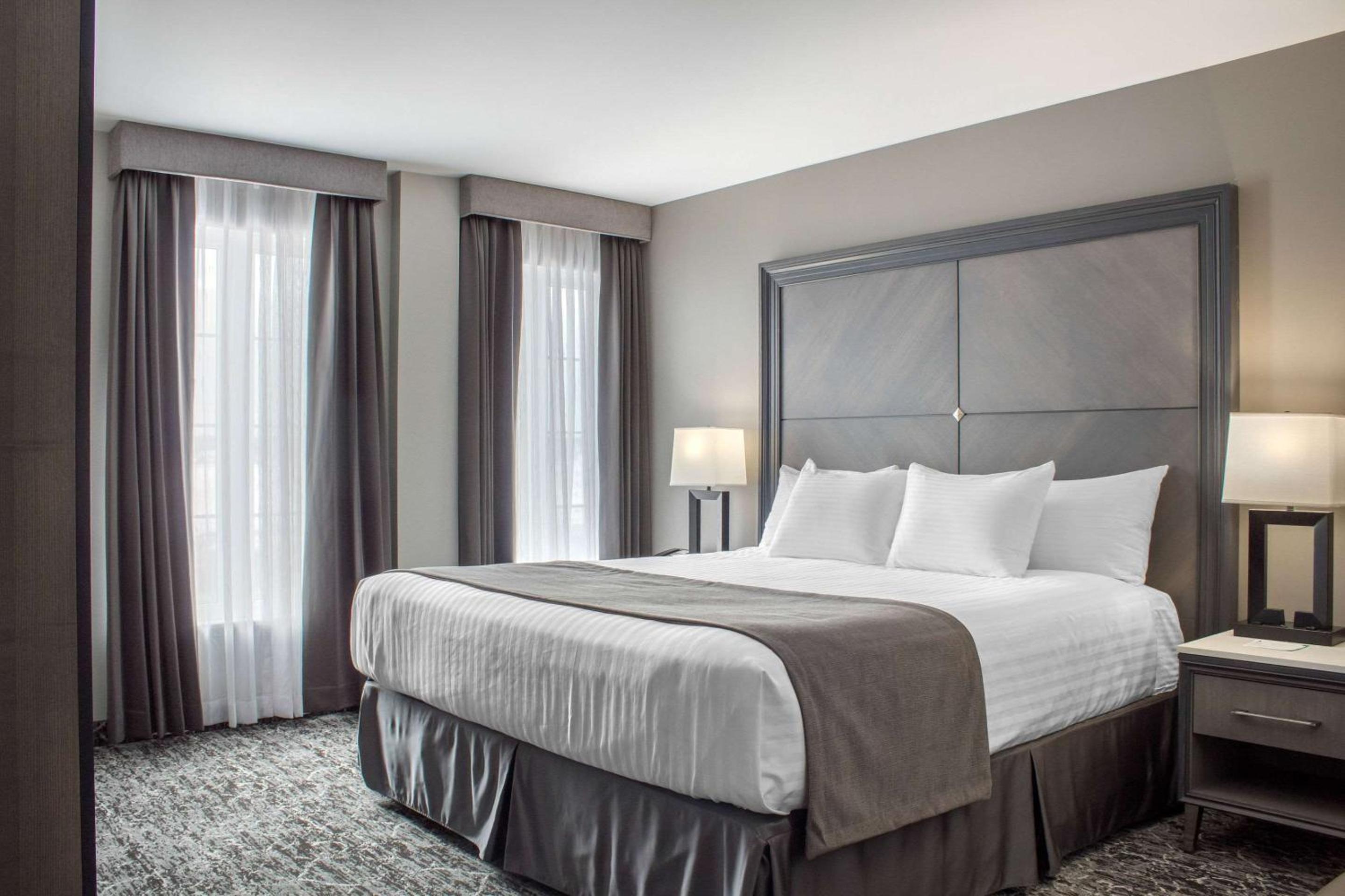 King Junior Suite with Street View- Non-Smoking - Photo 3