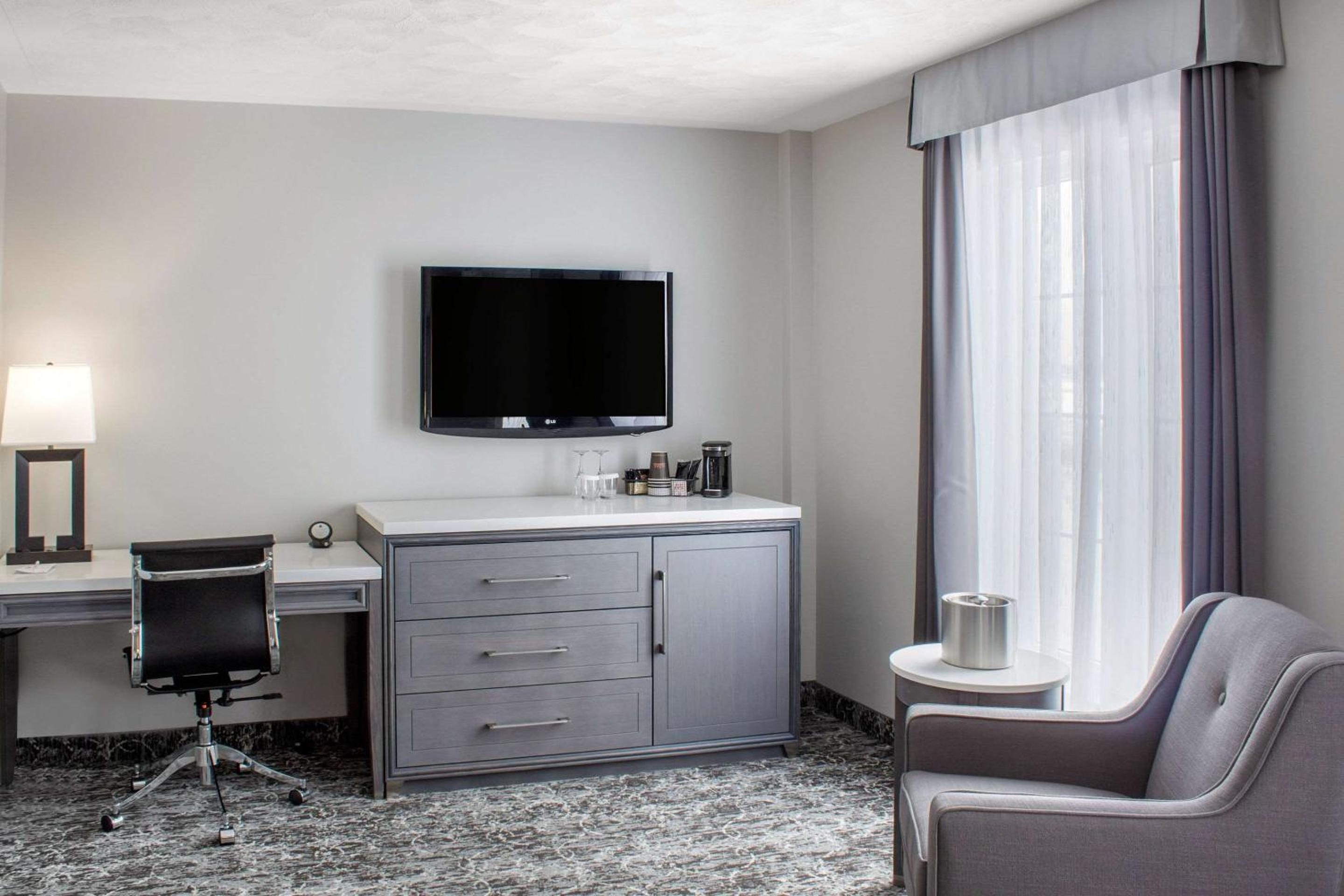 Queen Room with Two Queen Beds and Street View - Non-Smoking - Photo 3