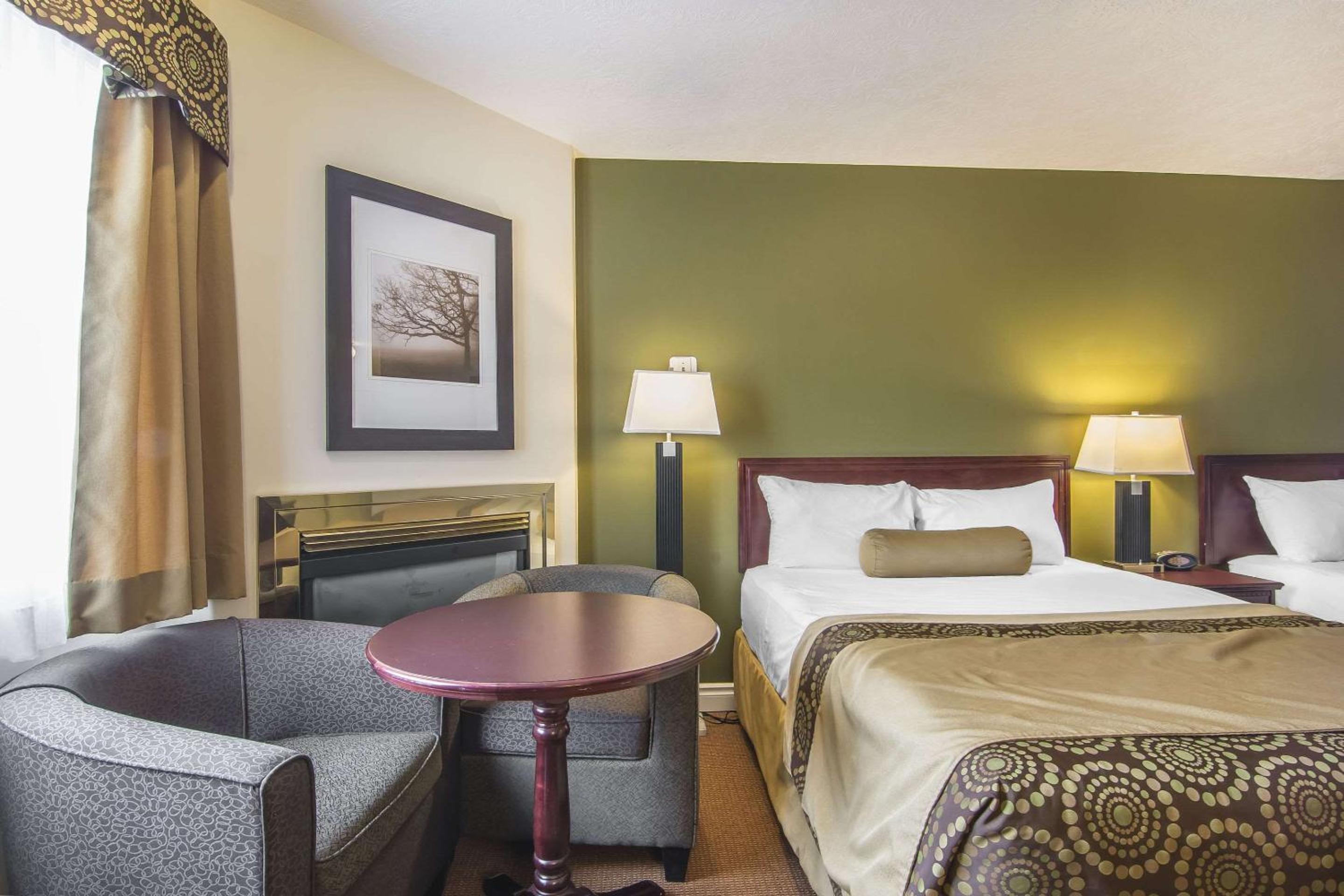 Queen Room with Two Queen Beds - Non-Smoking - Photo 4