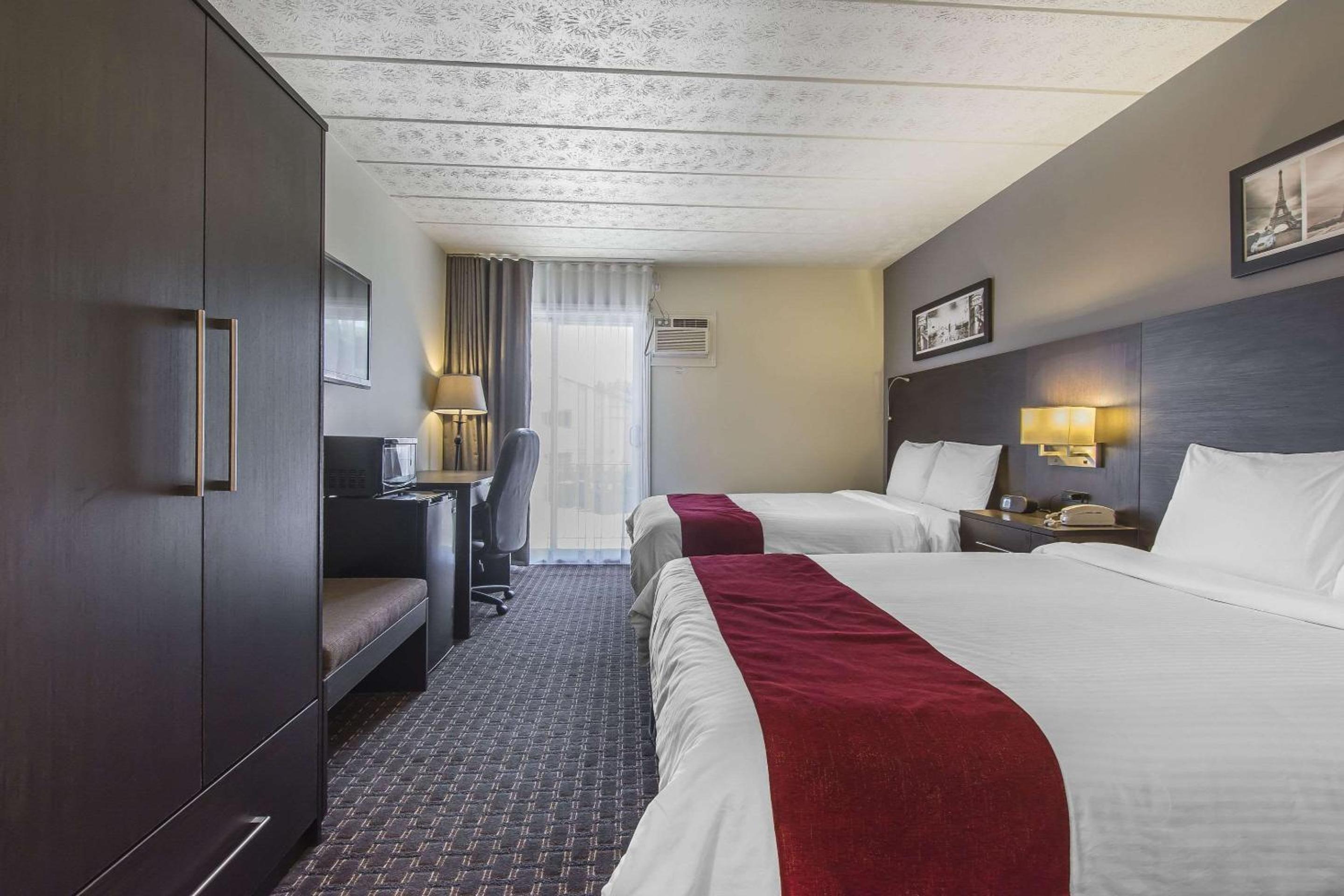 Queen Room with Two Queen Beds - Non-Smoking photo 2