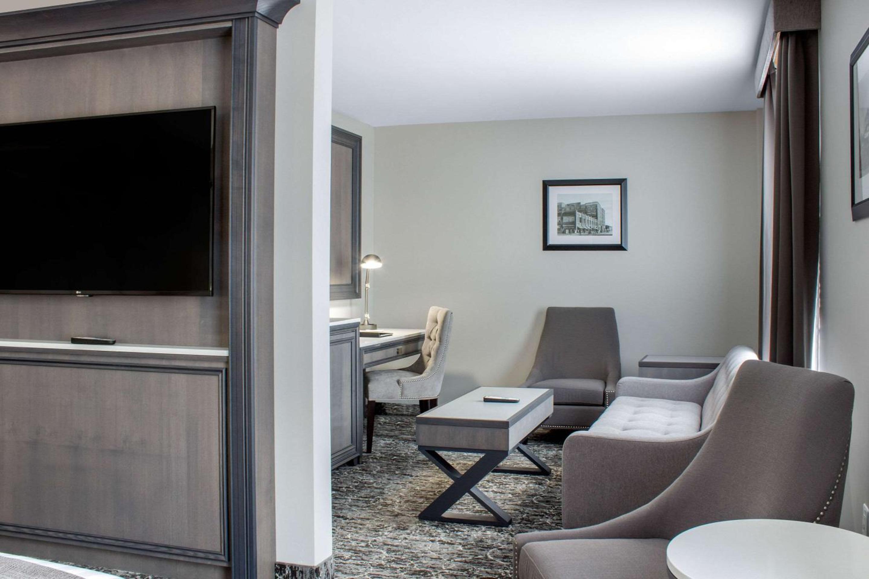 King Junior Suite with Street View- Non-Smoking - Photo 4
