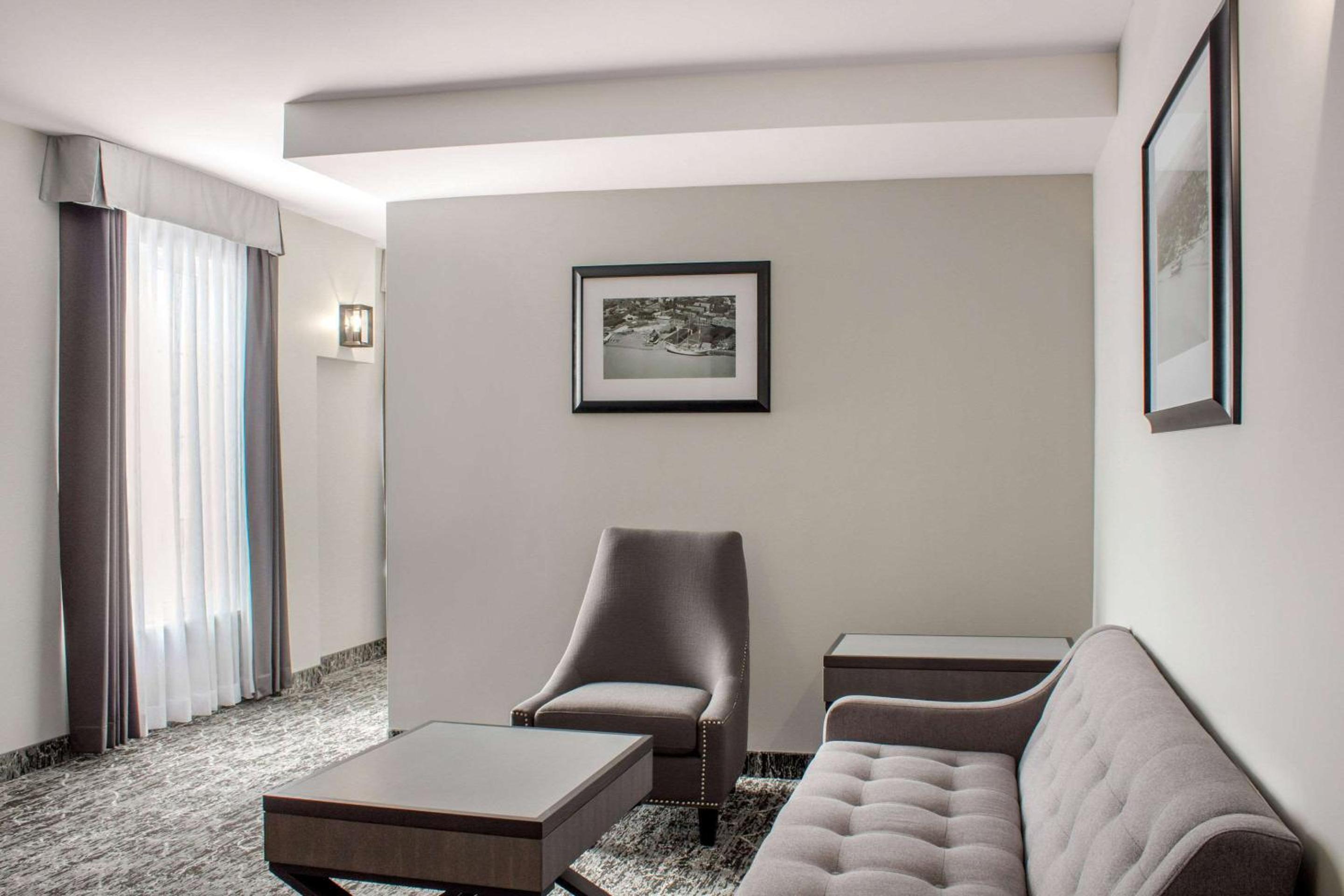 One-Bedroom Monarch King Suite with River View - Non-Smoking - Photo 1