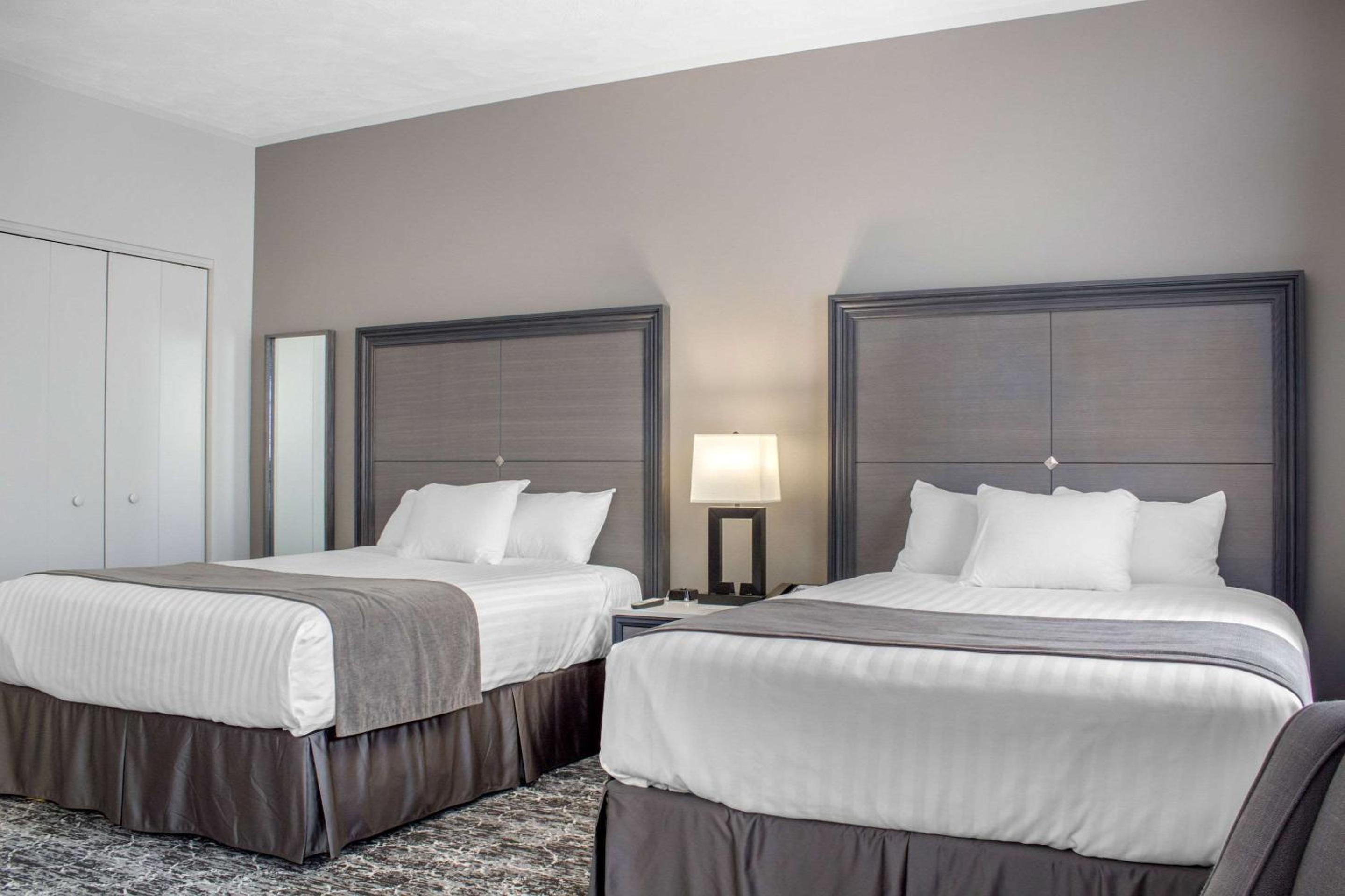 Queen Room with Two Queen Beds and Street View - Non-Smoking - Photo 4