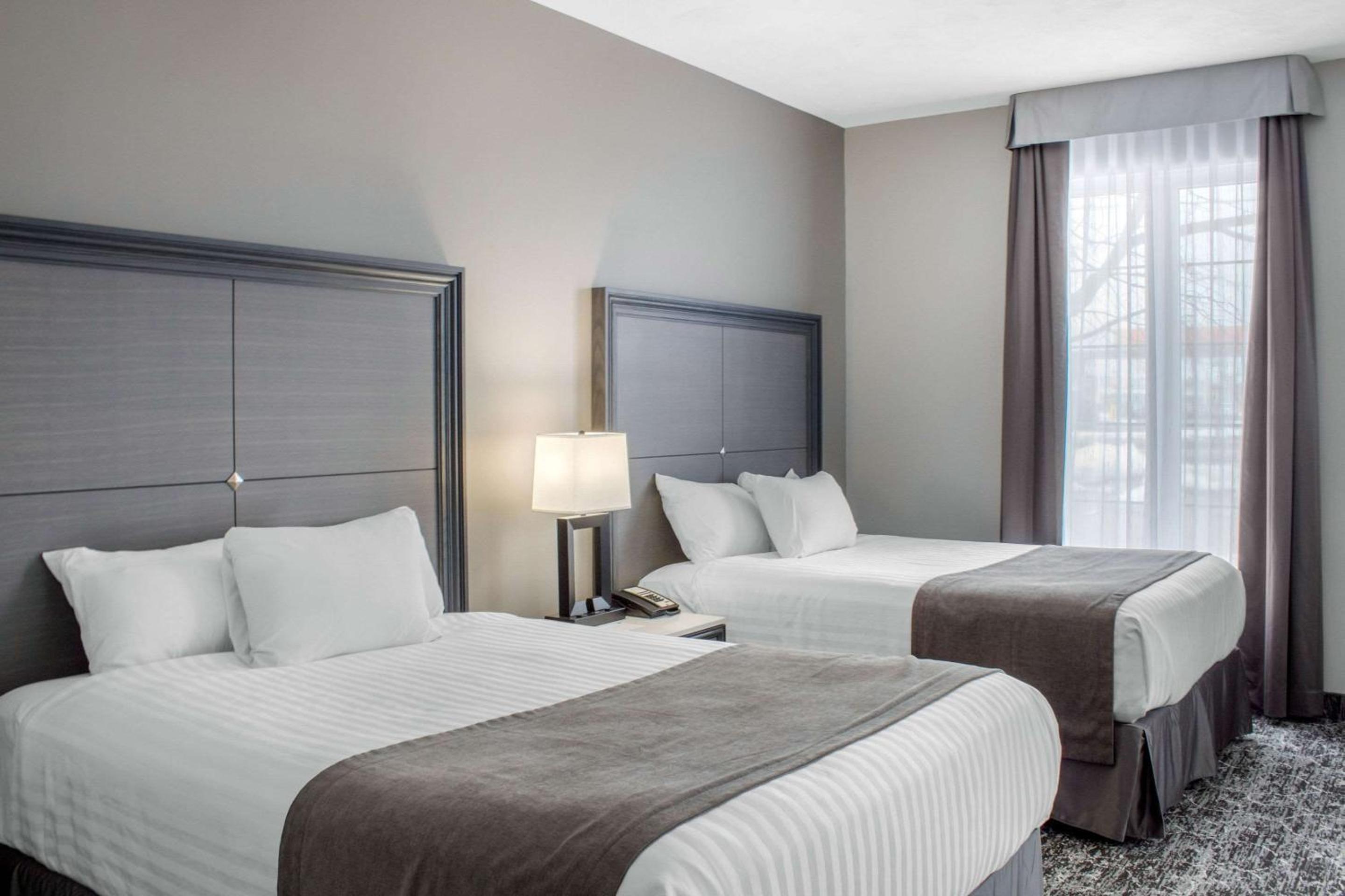 Queen Room with Two Queen Beds and River View - Non-Smoking - Photo 4