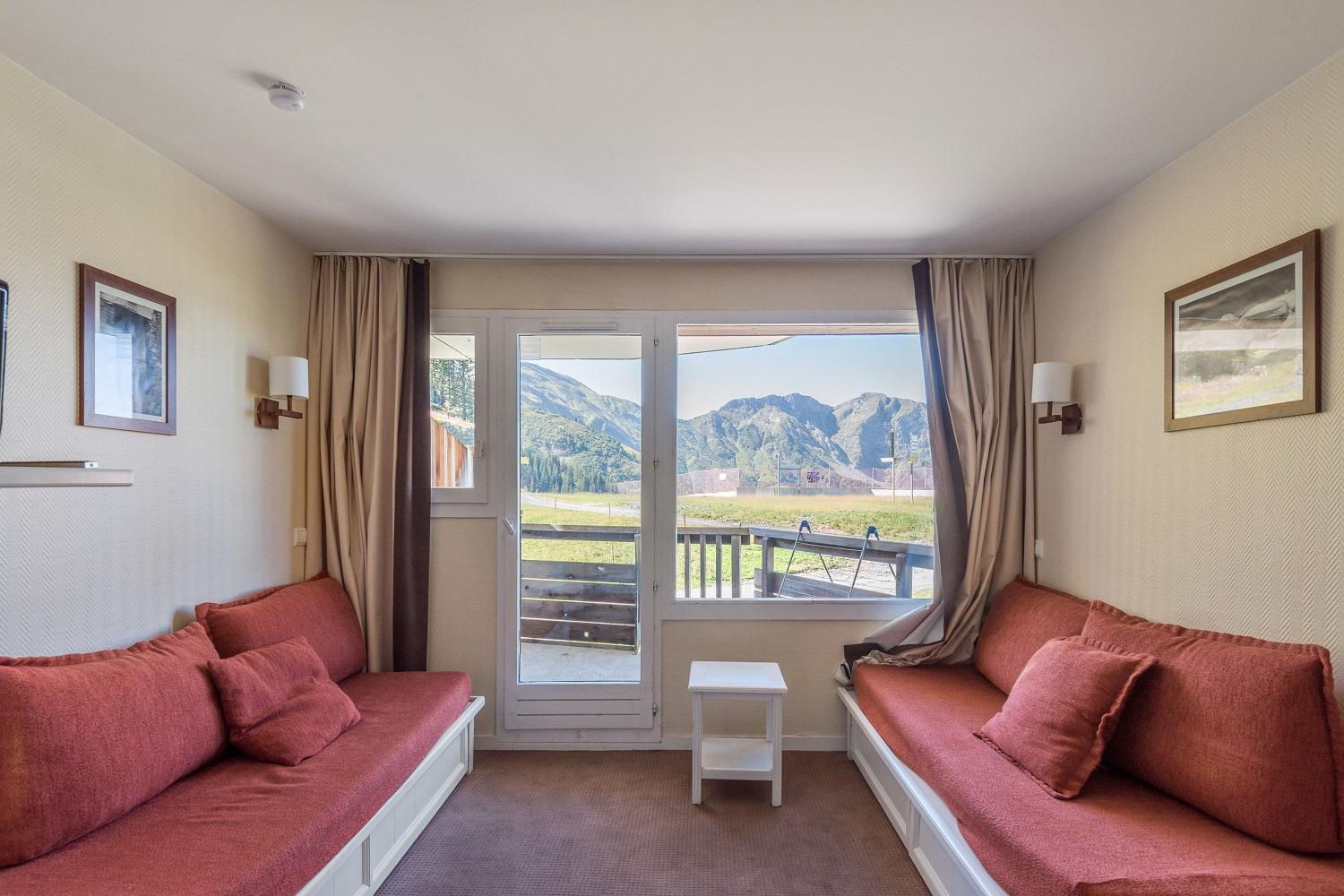 Select One-Bedroom Apartment (5 People)