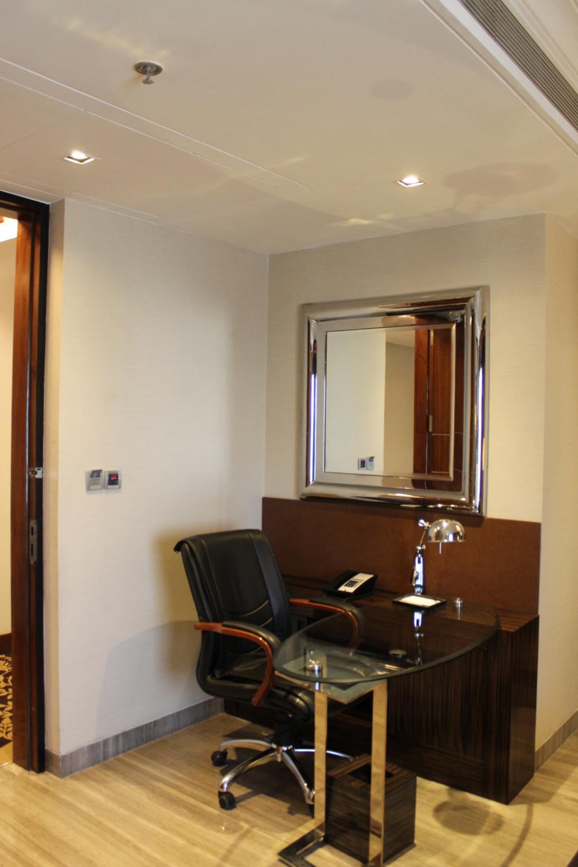 Suite with Living Room - 20% discount on Food & Beverage, Spa, Laundry and club access photo 3