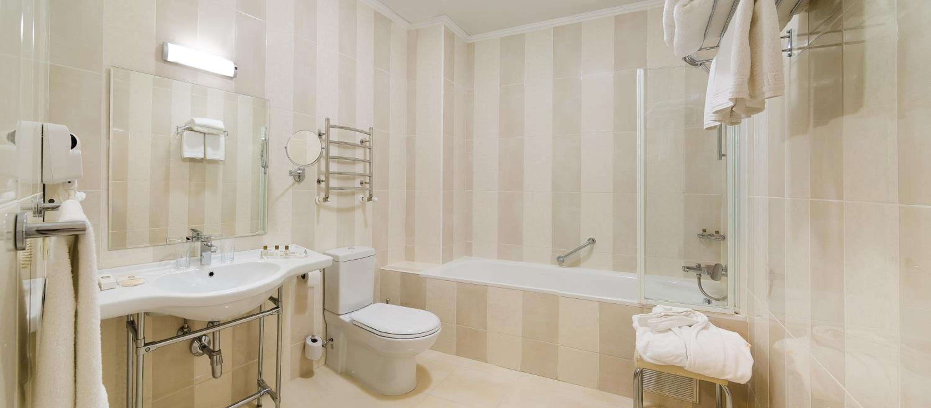 Suite with King Bed and Balcony - Non-Smoking photo 2