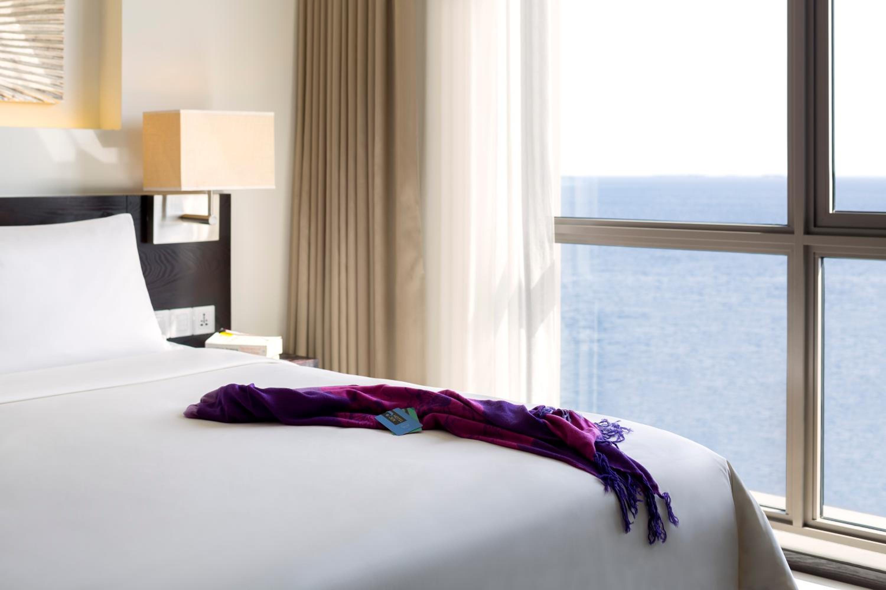 Deluxe Queen Room with Ocean View (Free Return Airport Transfer, Complimentary Wifi) - Photo 3