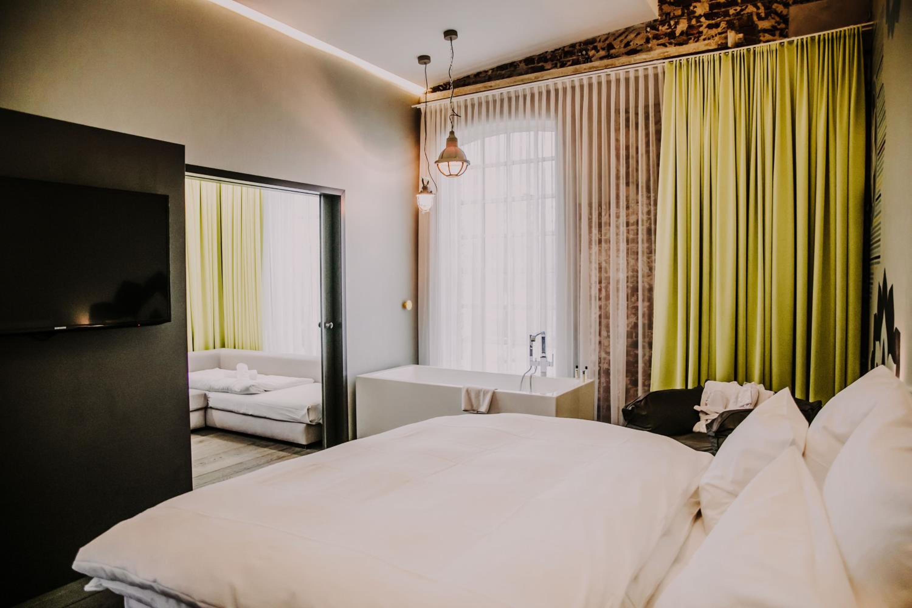 Suite - Photo 1