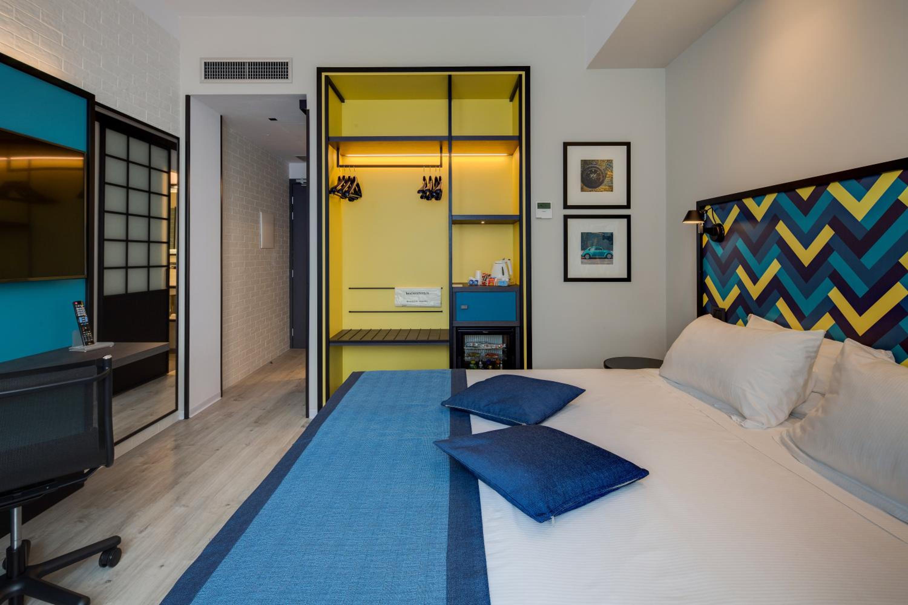 Standard King Room - Photo 9