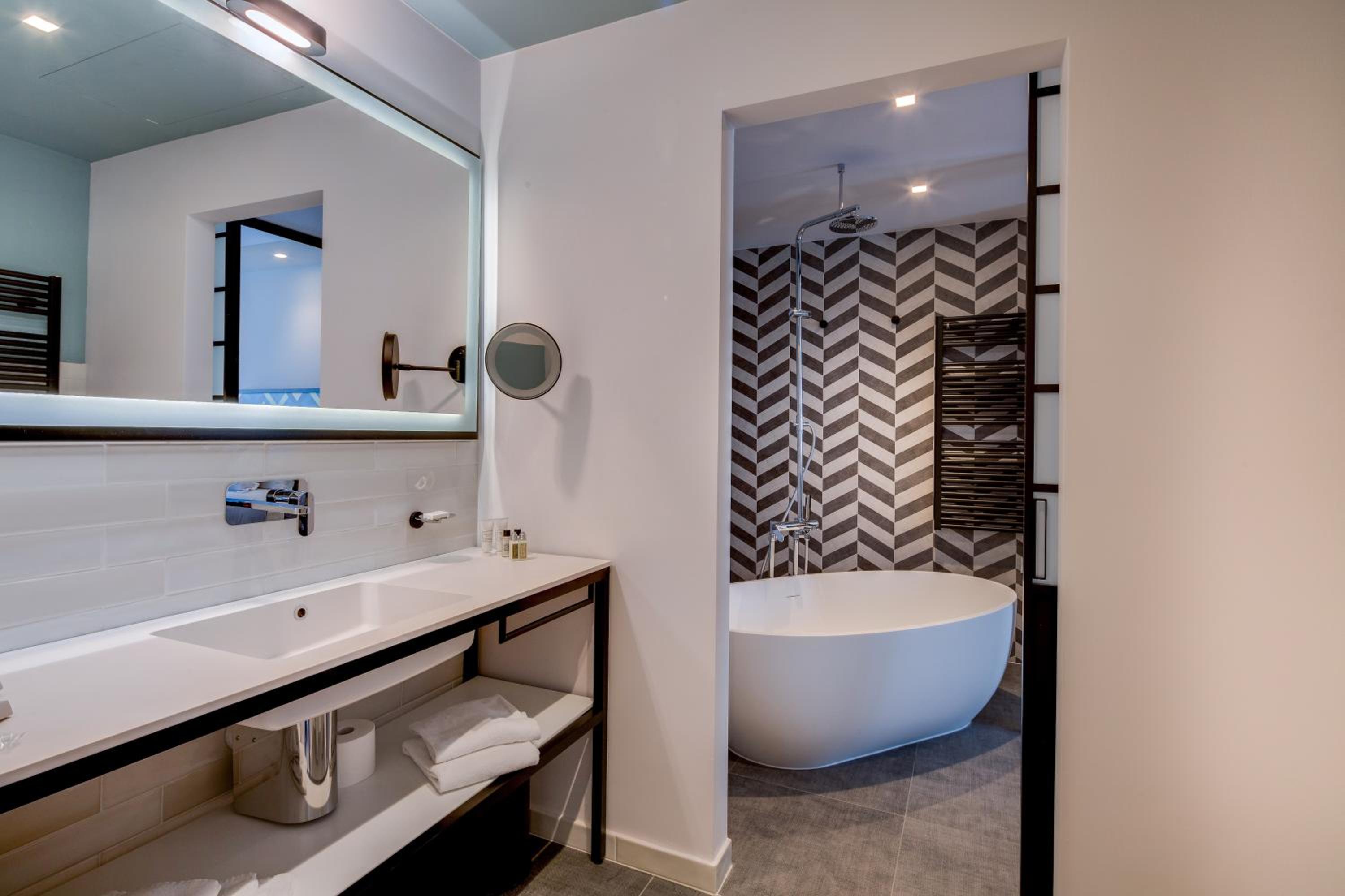 Executive King Suite - Photo 26
