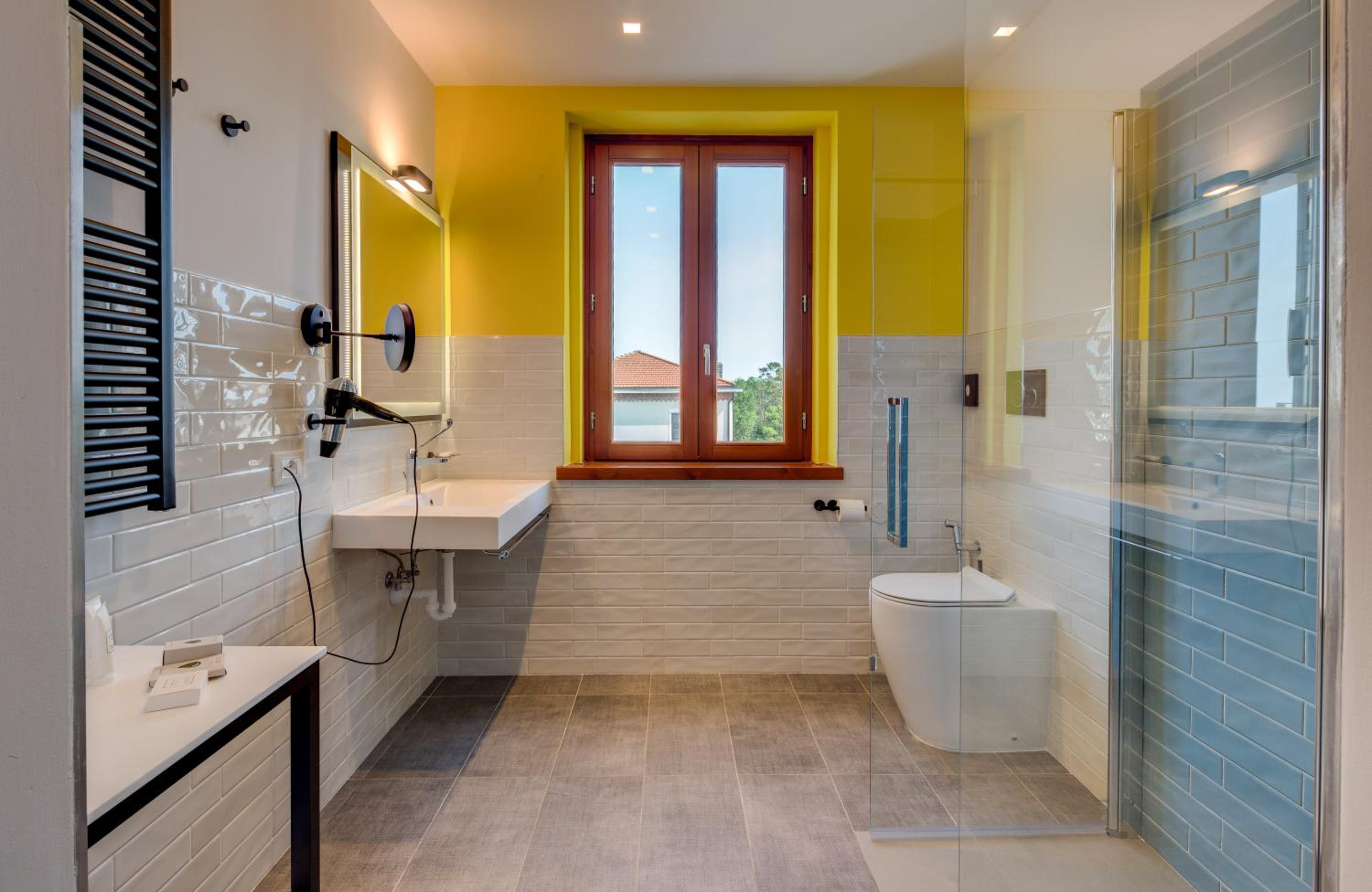Standard King Room - Photo 12