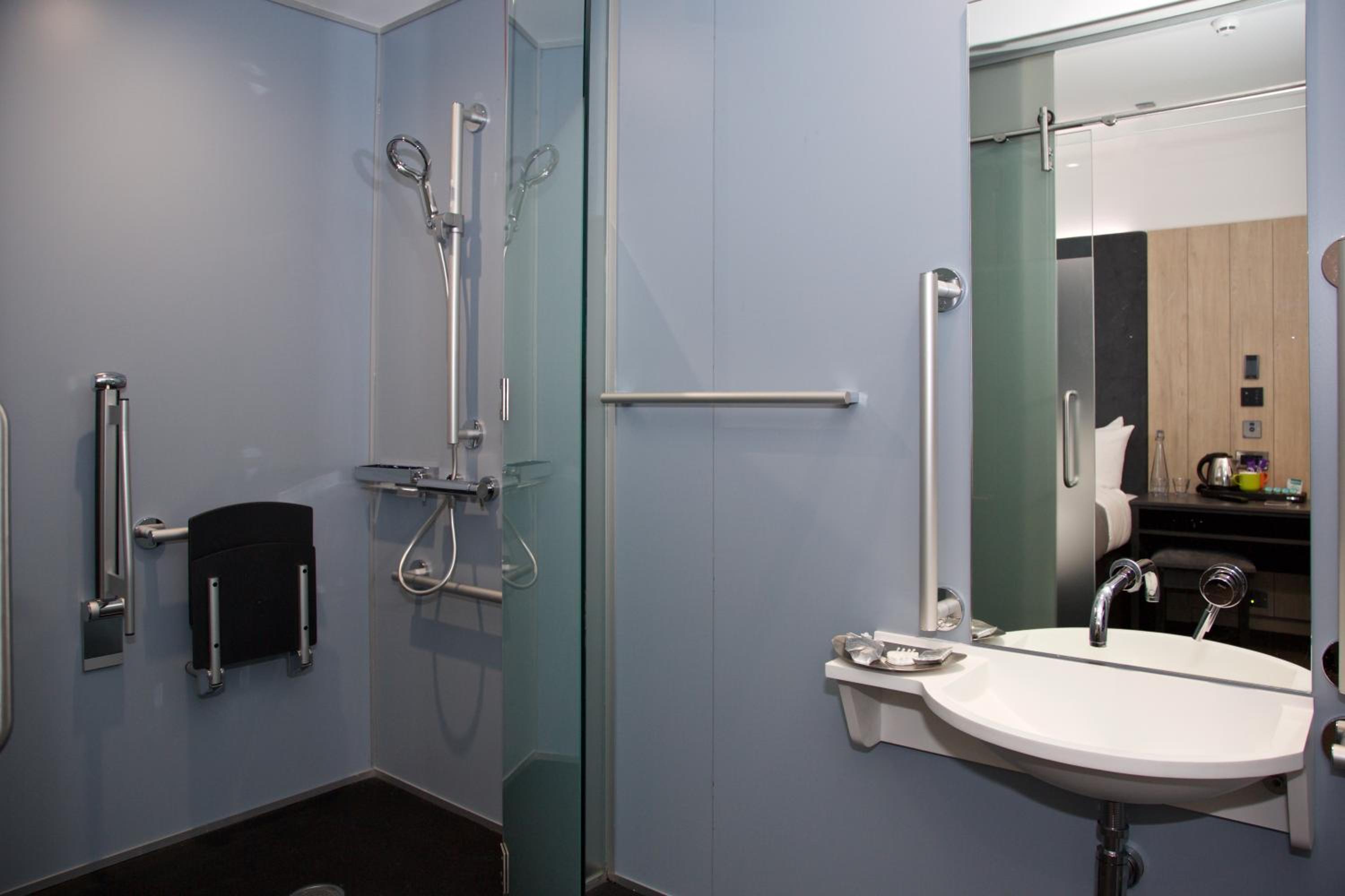 Accessible Queen Room - No Window - Photo 2