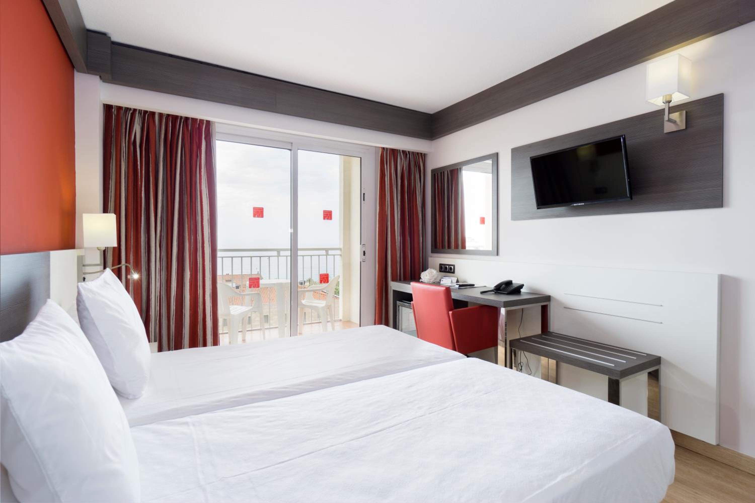 Double or Twin Room with Terrace and Sea View - Photo 4