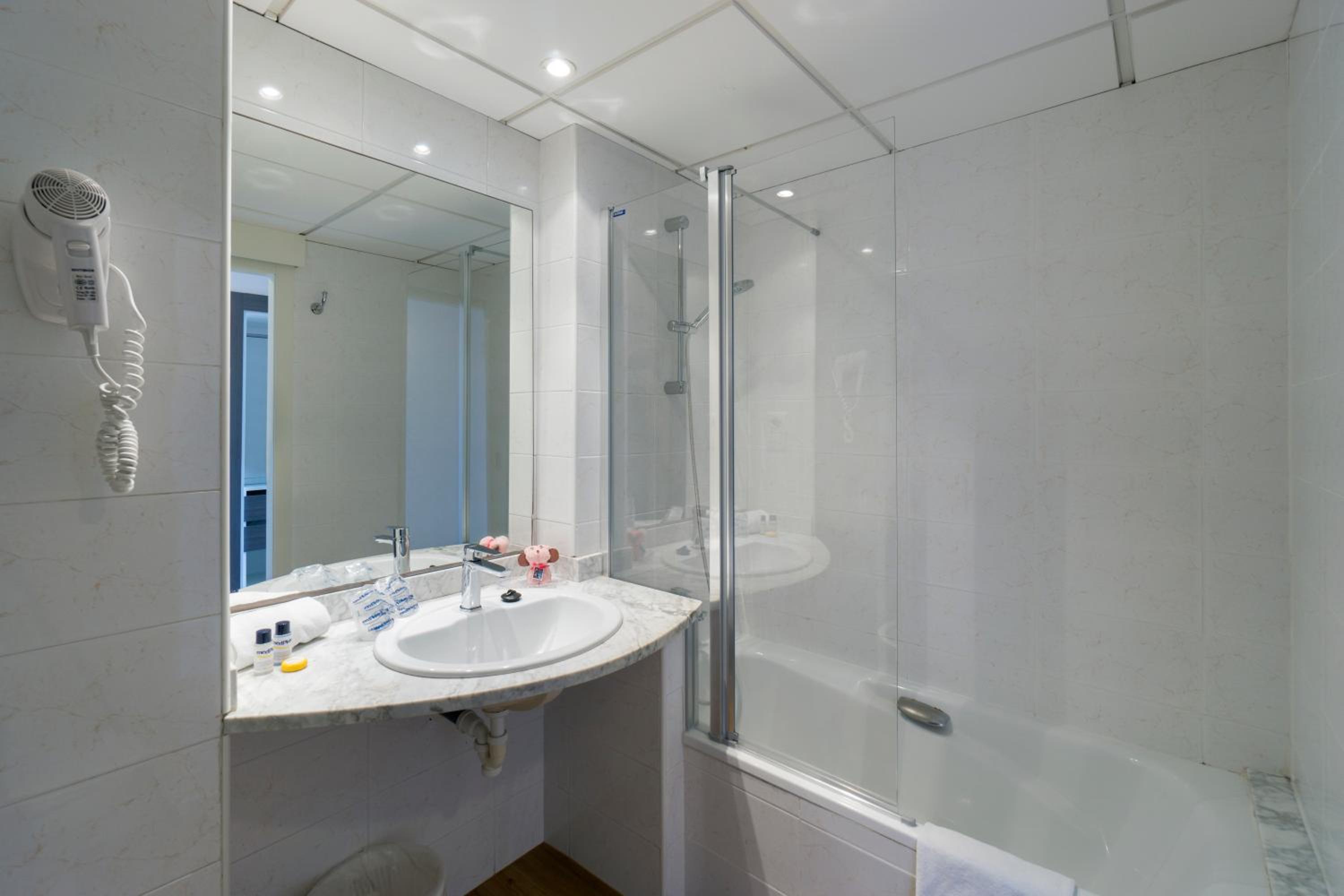 Double Room with Balcony (3 Adults) - Photo 6