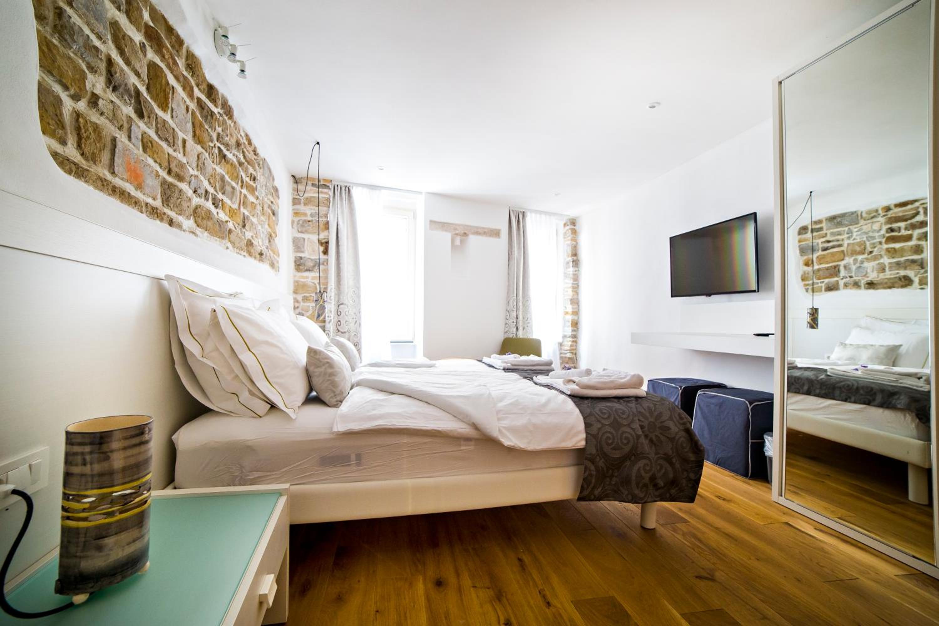 Superior King Room - Photo 3