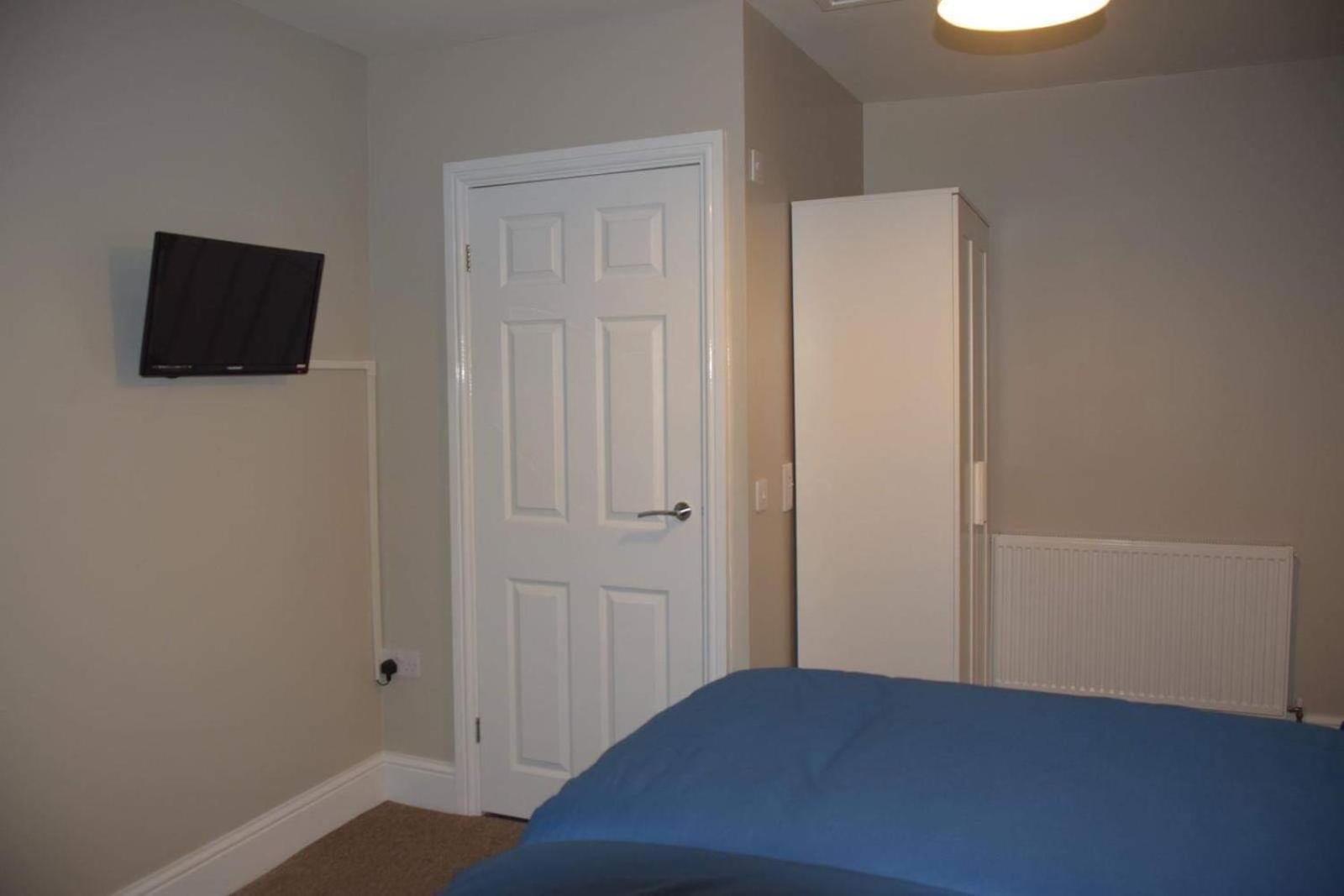 Double or Twin Room with Bathroom - Photo 2