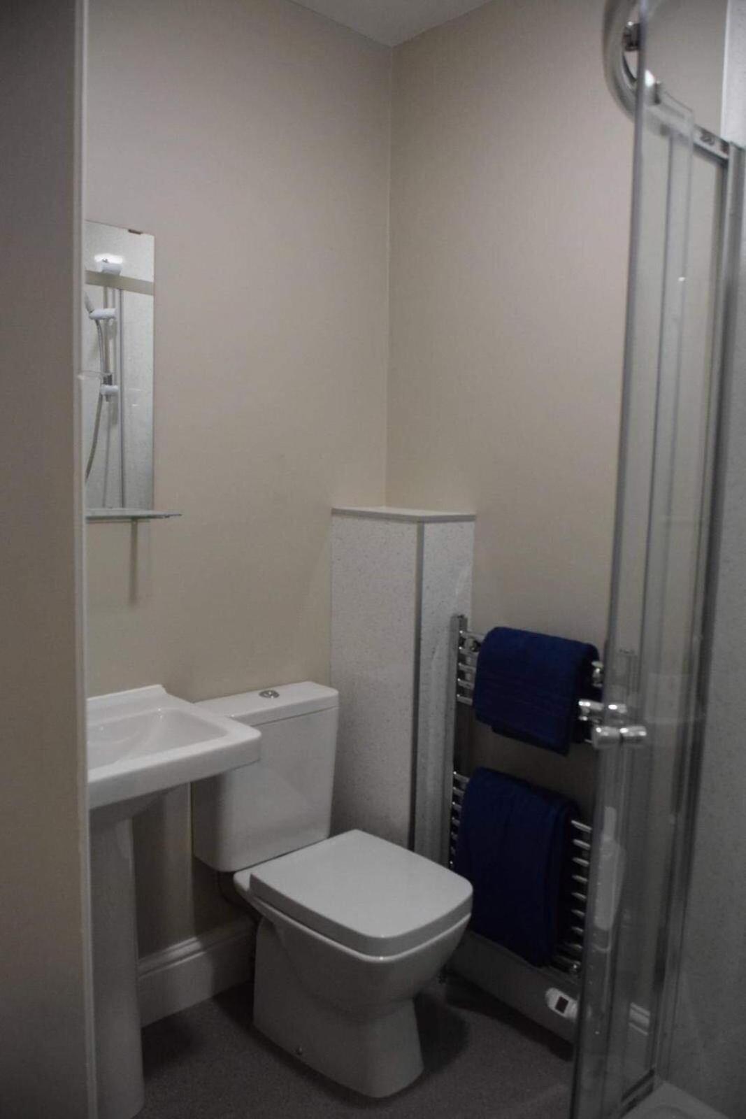 Double or Twin Room with Bathroom - Photo 4