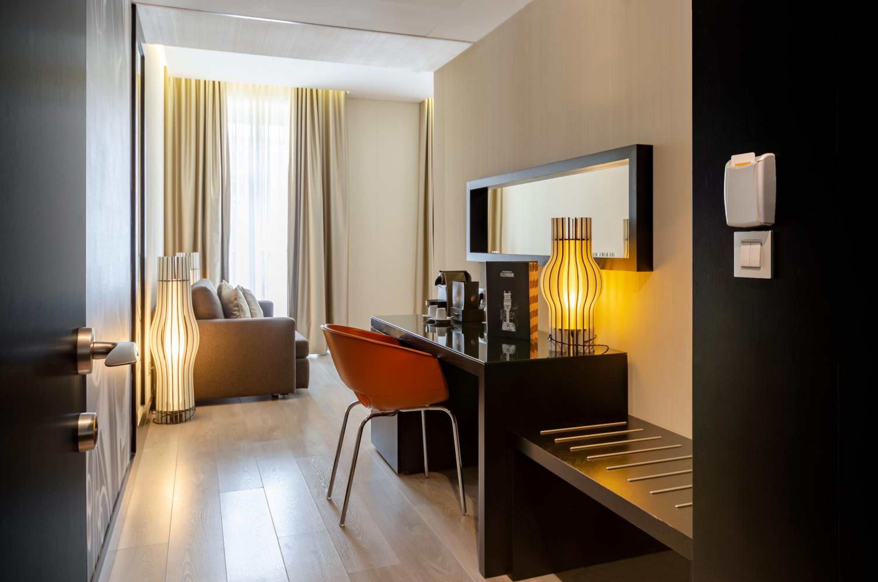 Suite with Street View thumbnail 5