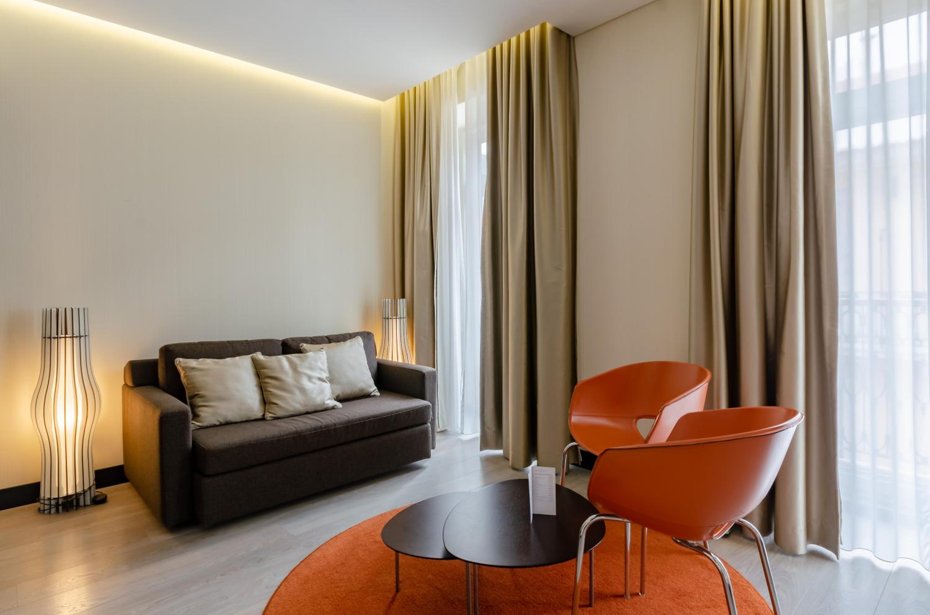 Suite with Street View thumbnail 6