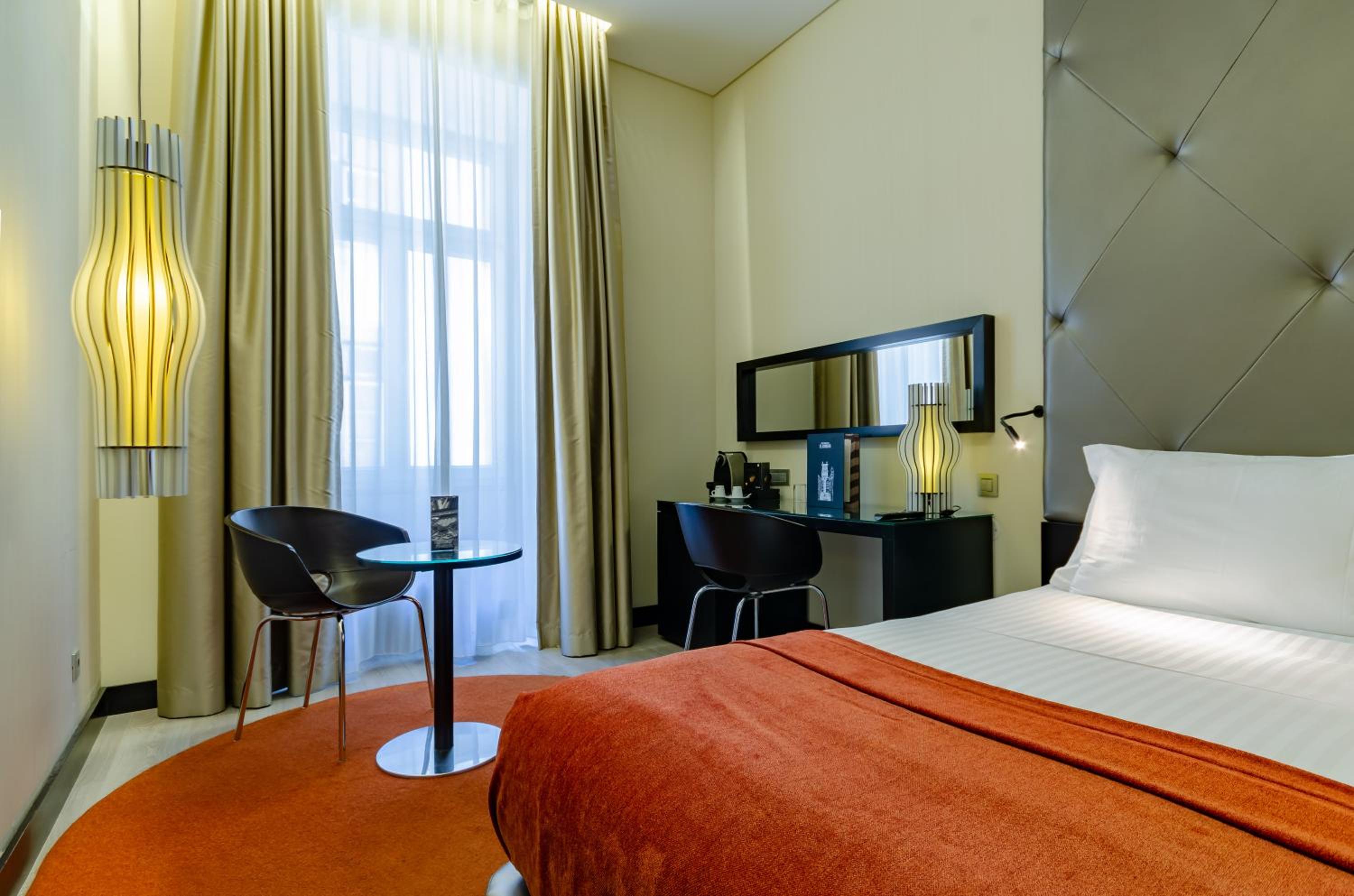 Comfort Double Room with Street View thumbnail 6