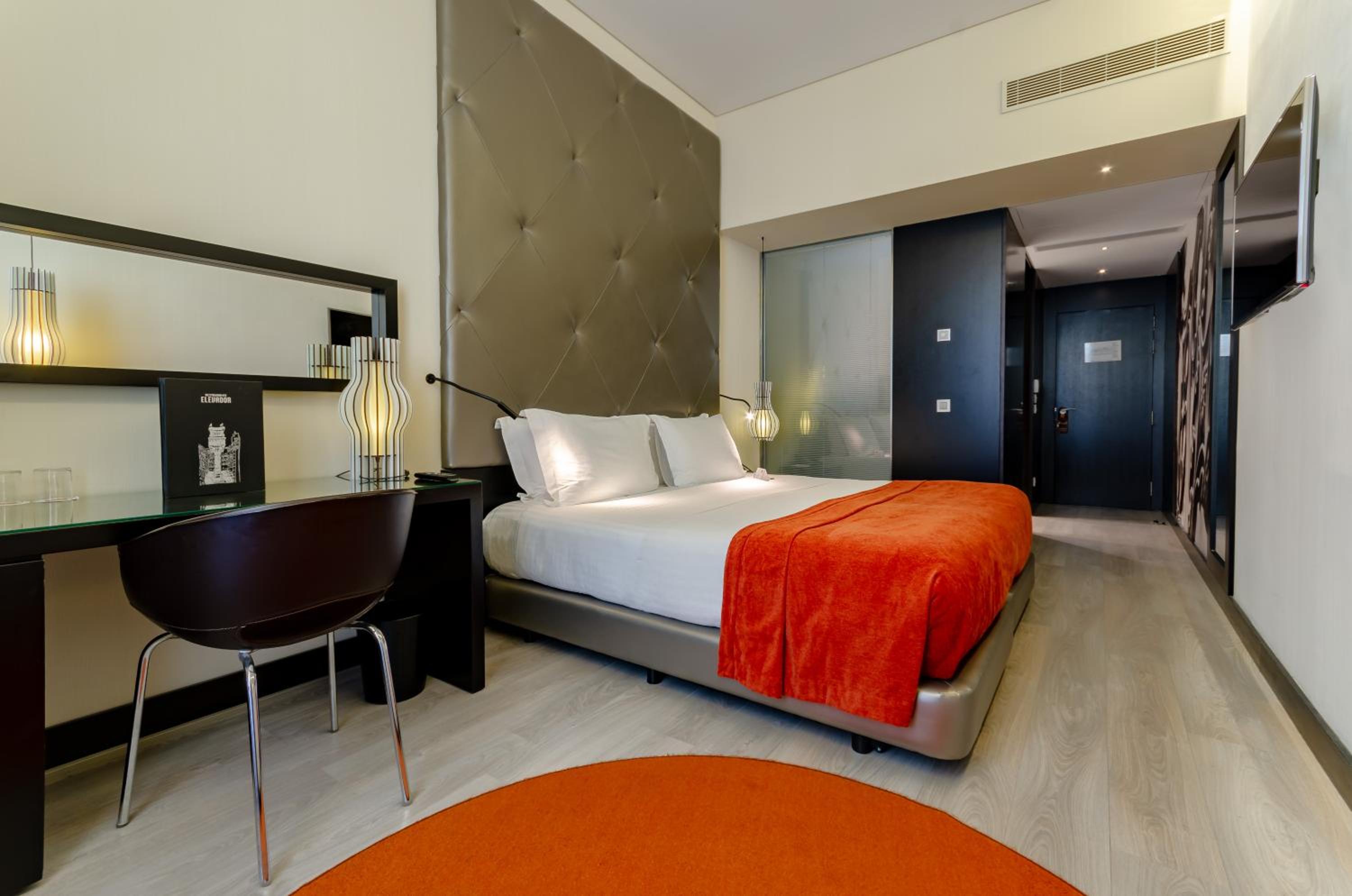 Comfort Double Room with Street View thumbnail 6