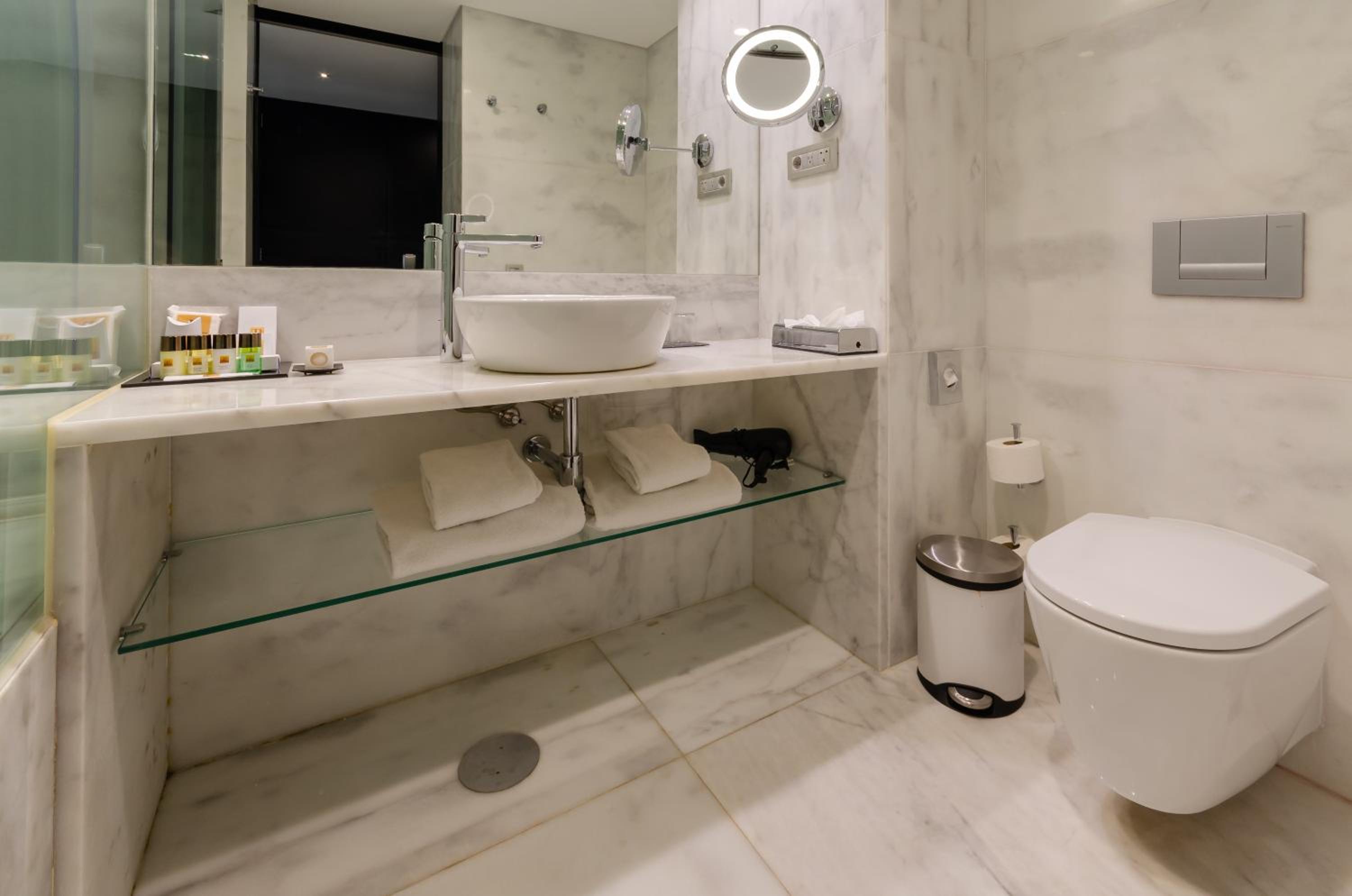 Superior Room with Street View thumbnail 6
