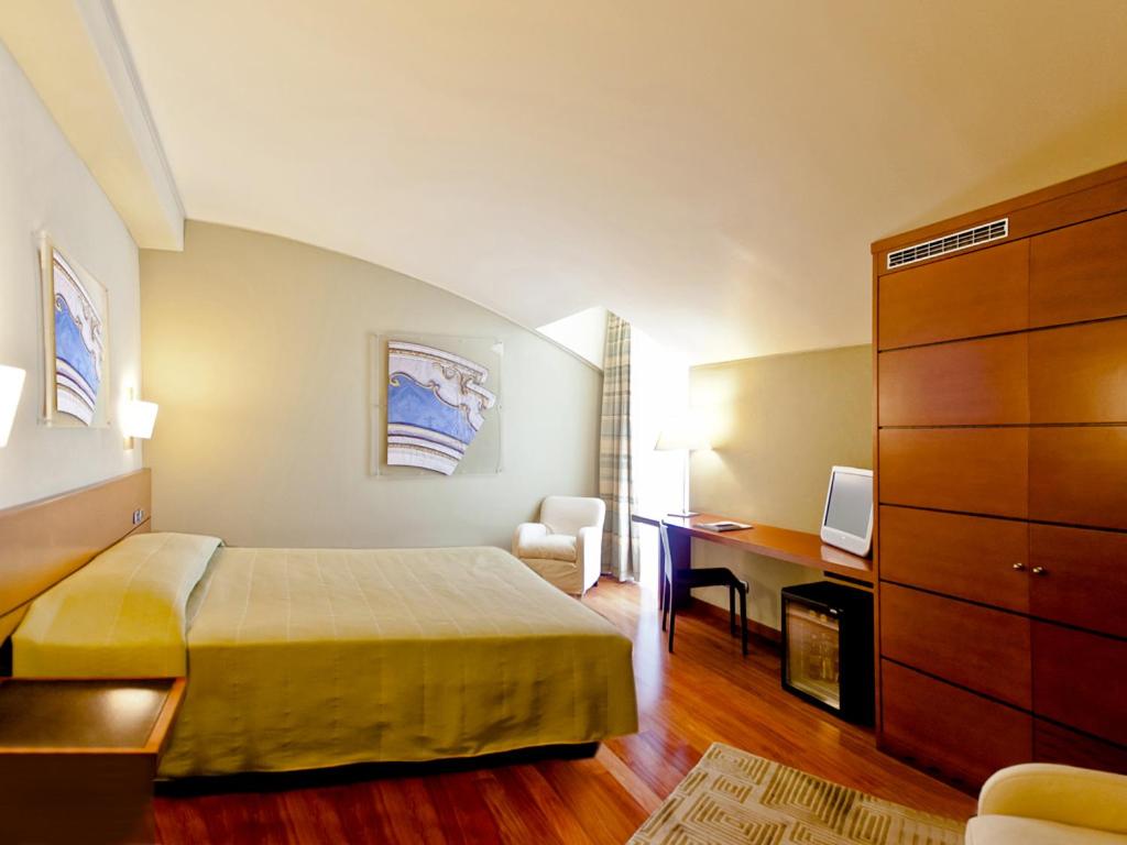 Deluxe Double Or Twin Room - Photo 1
