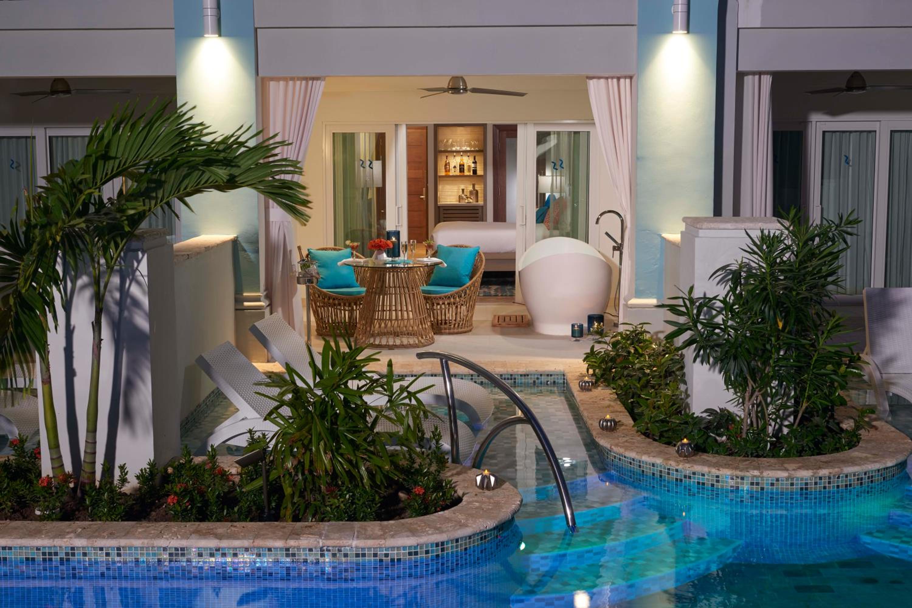 Crystal Lagoon Swim-Up Club Elite Luxury Room W/ Patio Tranquility Soaking Tub