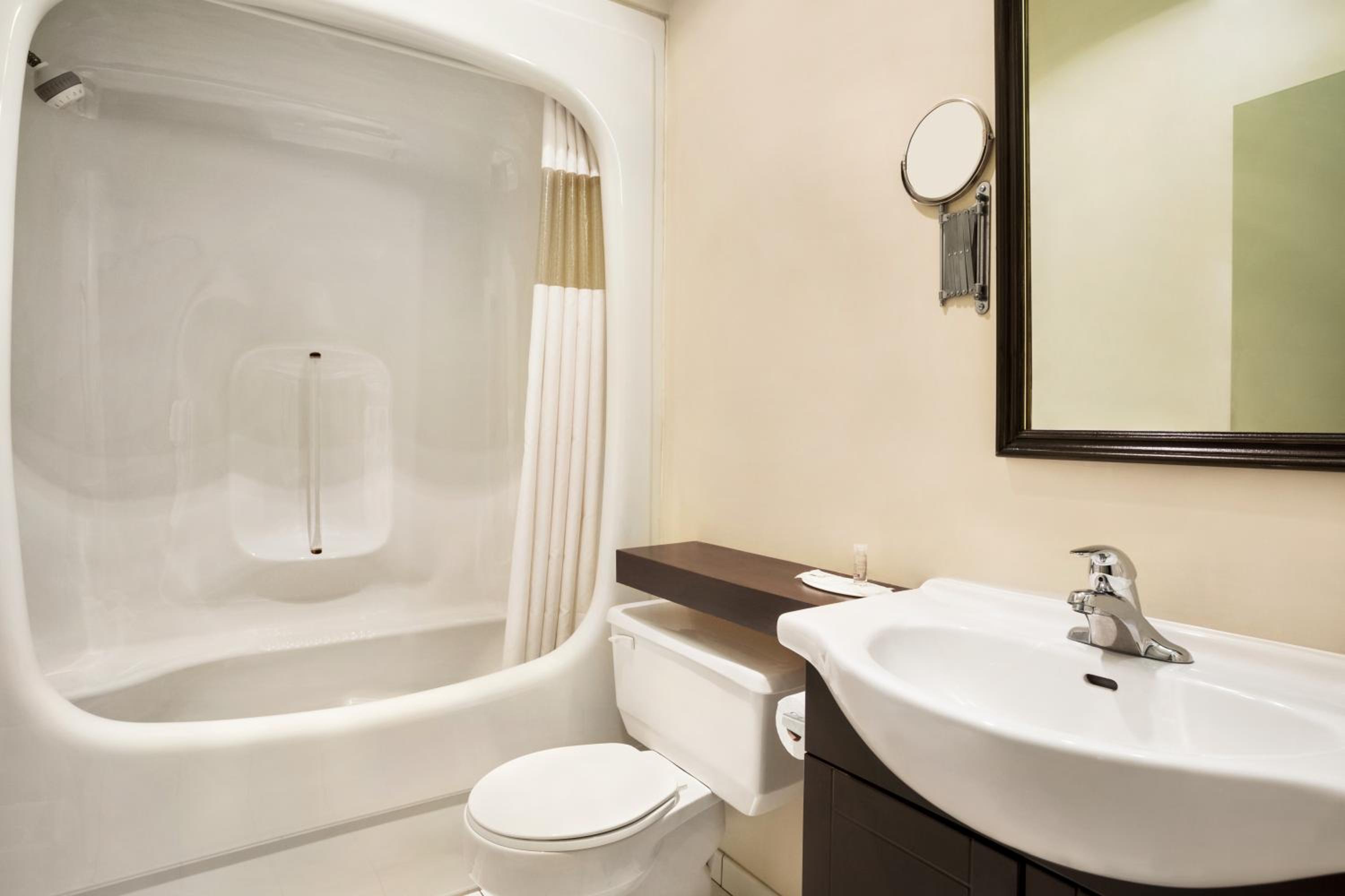 Standard Room with Two Double Beds - Photo 2