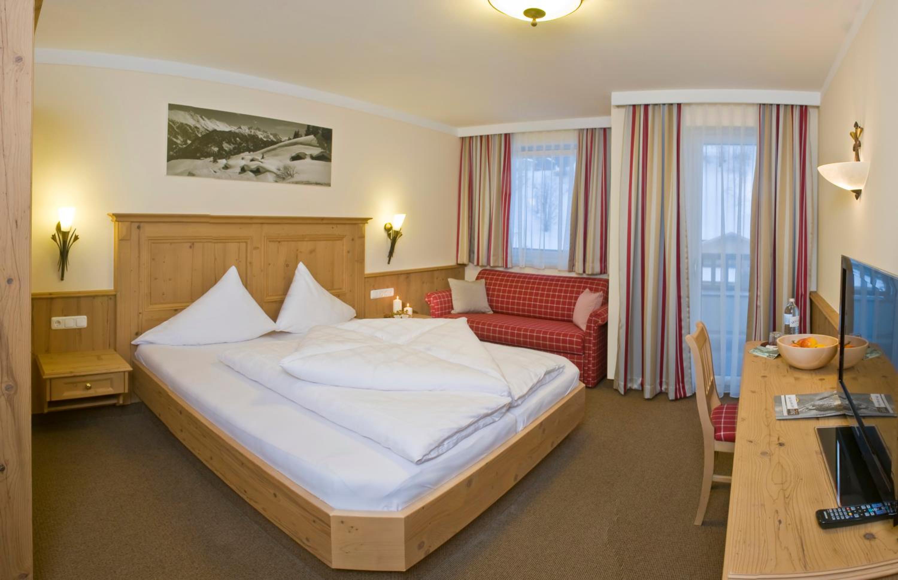 Deluxe Double Room (2 Adults + 1 Child)