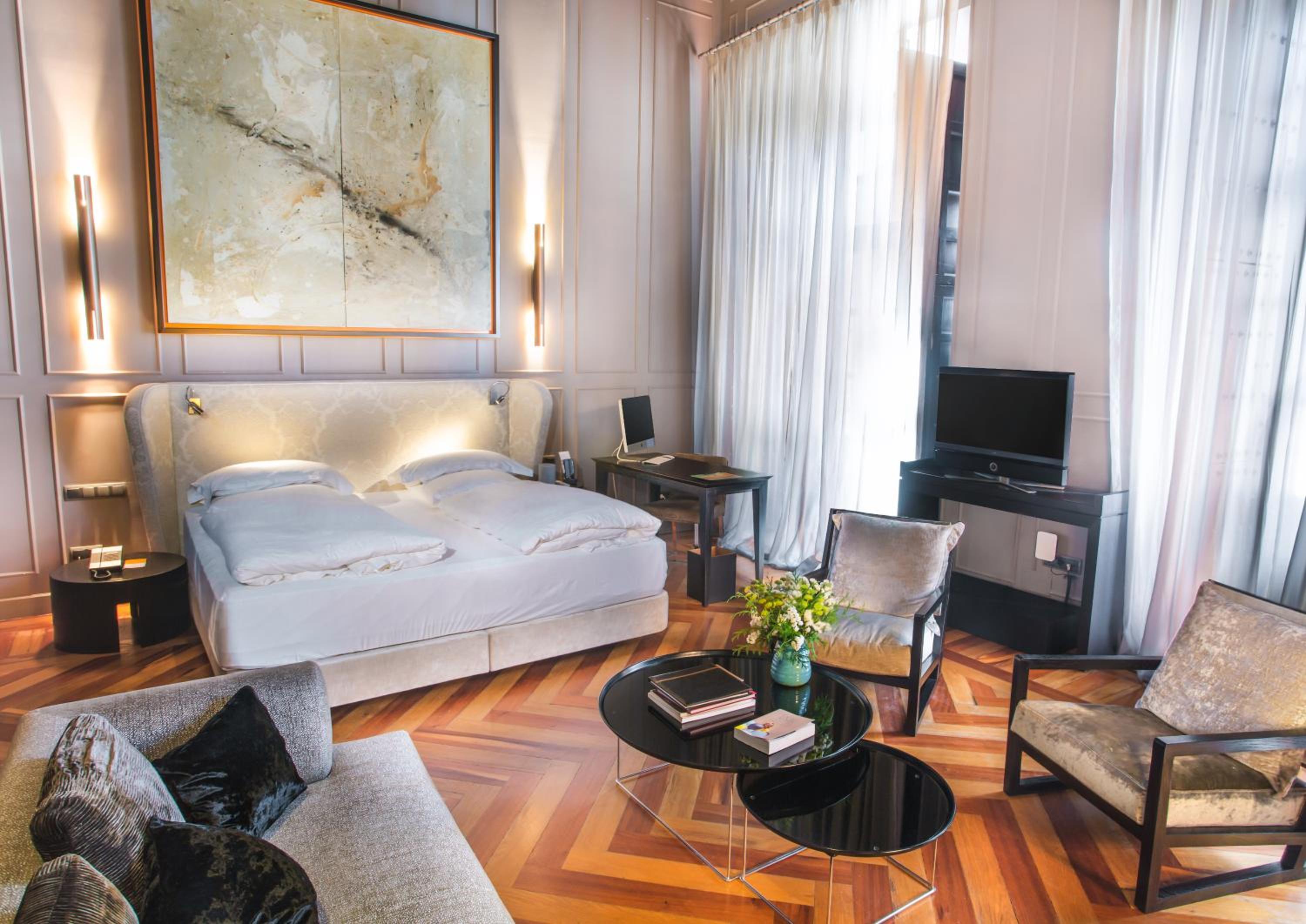 Suite - Photo 26