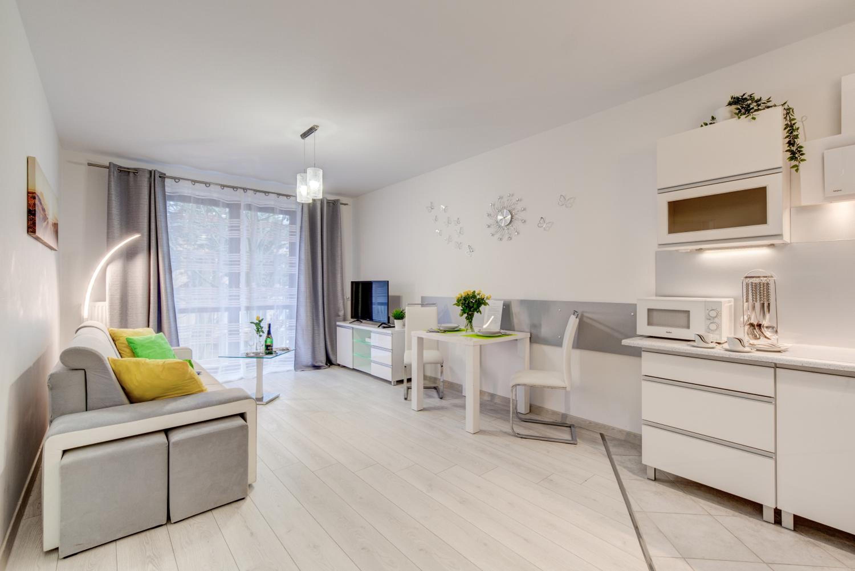 Apartment with Balcony and Park View photo 3