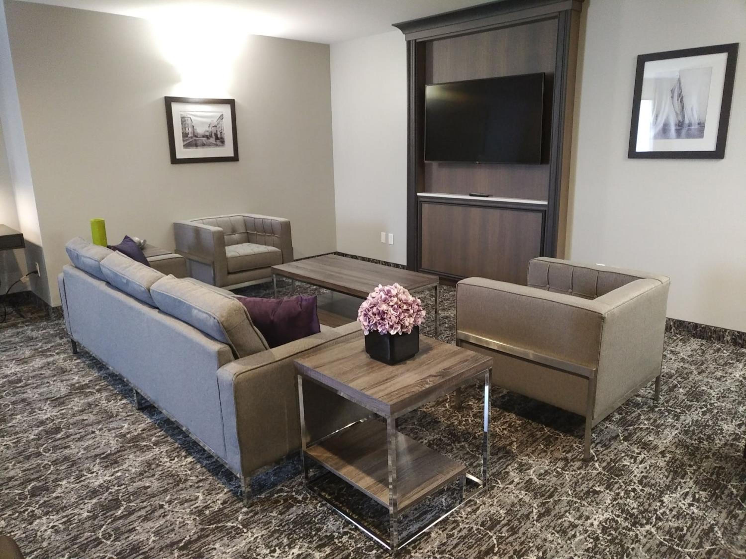Deluxe King Suite - Non-Smoking - Photo 2